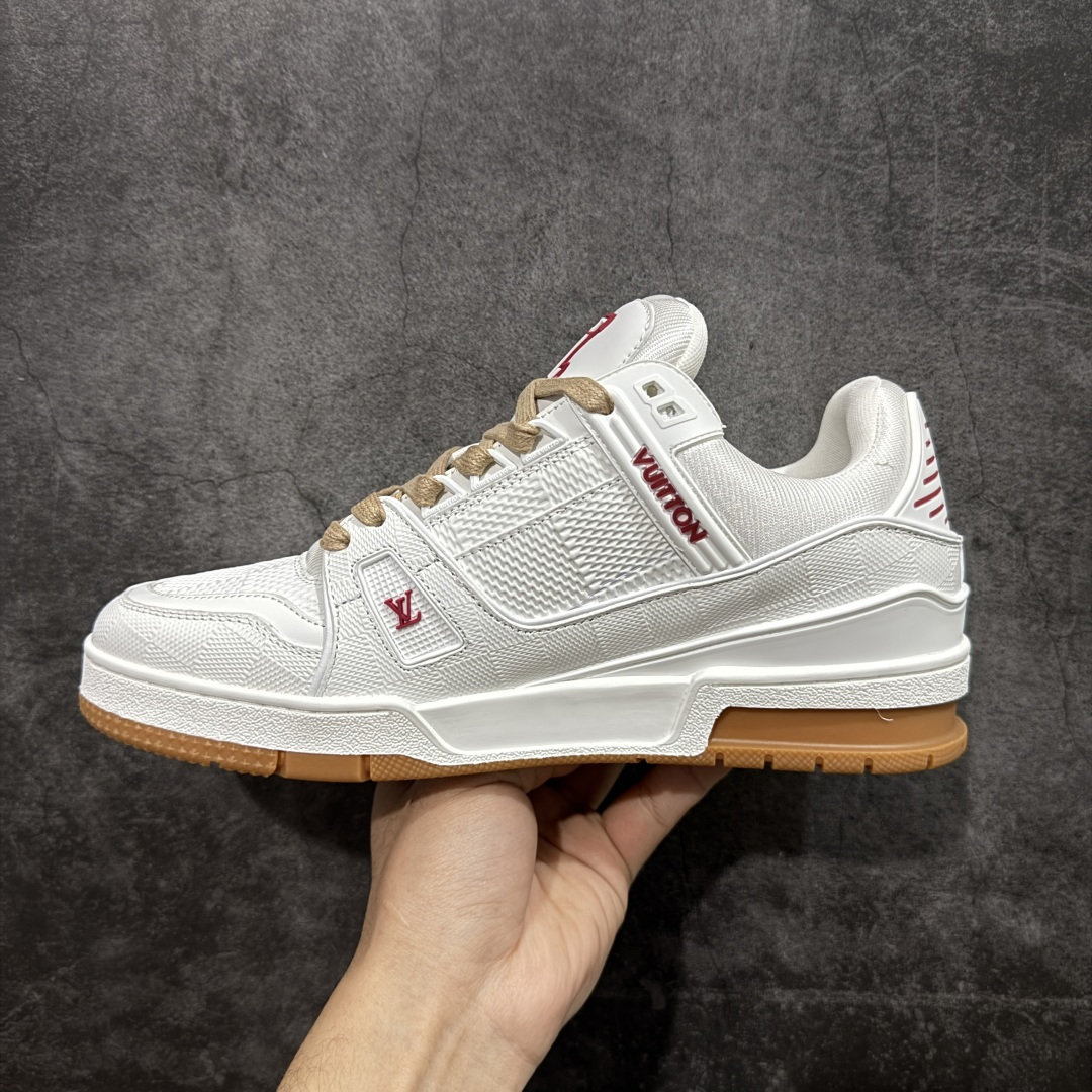 图片[2]-【YS纯原】广奢高端货 LOUIS VUITTON 路易威登 LV Trainer 休闲板鞋 ✦ 原楦原纸版开模，鞋型立体饱满 ✦ 零毛边、零溢胶、零线头瑕疵 ✦ 细节与原版一致 区分市面通货 ✦ 多层叠片＋电脑针车，针距密度一致 ✦ Monogram浮雕＋3D高频压纹 ✦ 多密度发泡中底：支撑回弹媲美专柜 ✦ 原装橡胶大底：含胶量高、纹路深、双拼接零偏差 ✦ ZP级原装包装：专柜款鞋盒＋防尘袋＋说明书 尺码：35-45-选品中心