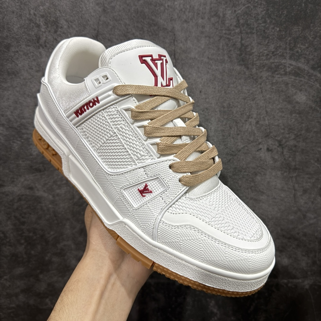 图片[3]-【YS纯原】广奢高端货 LOUIS VUITTON 路易威登 LV Trainer 休闲板鞋 ✦ 原楦原纸版开模，鞋型立体饱满 ✦ 零毛边、零溢胶、零线头瑕疵 ✦ 细节与原版一致 区分市面通货 ✦ 多层叠片＋电脑针车，针距密度一致 ✦ Monogram浮雕＋3D高频压纹 ✦ 多密度发泡中底：支撑回弹媲美专柜 ✦ 原装橡胶大底：含胶量高、纹路深、双拼接零偏差 ✦ ZP级原装包装：专柜款鞋盒＋防尘袋＋说明书 尺码：35-45-选品中心