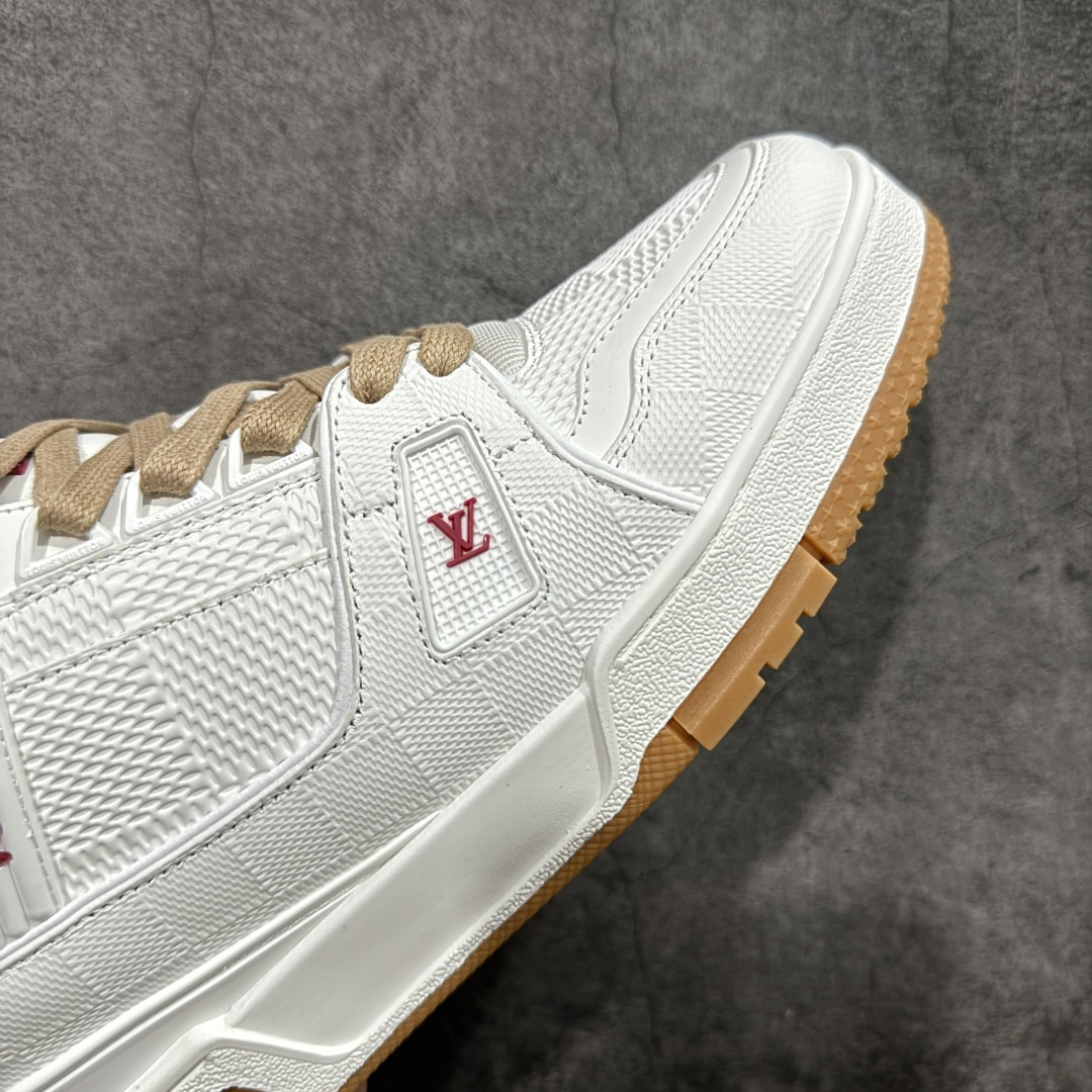 图片[6]-【YS纯原】广奢高端货 LOUIS VUITTON 路易威登 LV Trainer 休闲板鞋 ✦ 原楦原纸版开模，鞋型立体饱满 ✦ 零毛边、零溢胶、零线头瑕疵 ✦ 细节与原版一致 区分市面通货 ✦ 多层叠片＋电脑针车，针距密度一致 ✦ Monogram浮雕＋3D高频压纹 ✦ 多密度发泡中底：支撑回弹媲美专柜 ✦ 原装橡胶大底：含胶量高、纹路深、双拼接零偏差 ✦ ZP级原装包装：专柜款鞋盒＋防尘袋＋说明书 尺码：35-45-选品中心