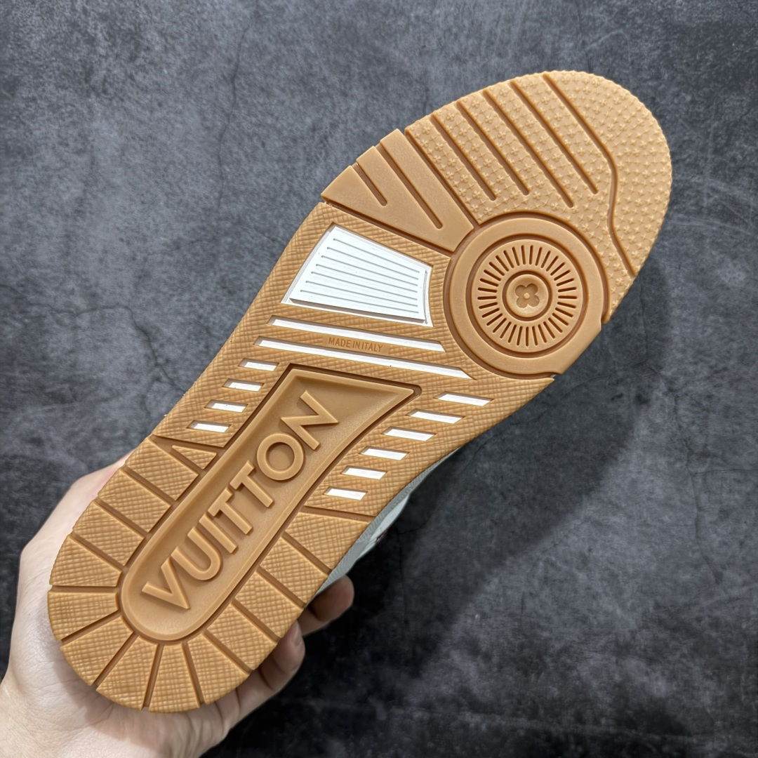 图片[9]-【YS纯原】广奢高端货 LOUIS VUITTON 路易威登 LV Trainer 休闲板鞋 ✦ 原楦原纸版开模，鞋型立体饱满 ✦ 零毛边、零溢胶、零线头瑕疵 ✦ 细节与原版一致 区分市面通货 ✦ 多层叠片＋电脑针车，针距密度一致 ✦ Monogram浮雕＋3D高频压纹 ✦ 多密度发泡中底：支撑回弹媲美专柜 ✦ 原装橡胶大底：含胶量高、纹路深、双拼接零偏差 ✦ ZP级原装包装：专柜款鞋盒＋防尘袋＋说明书 尺码：35-45-选品中心