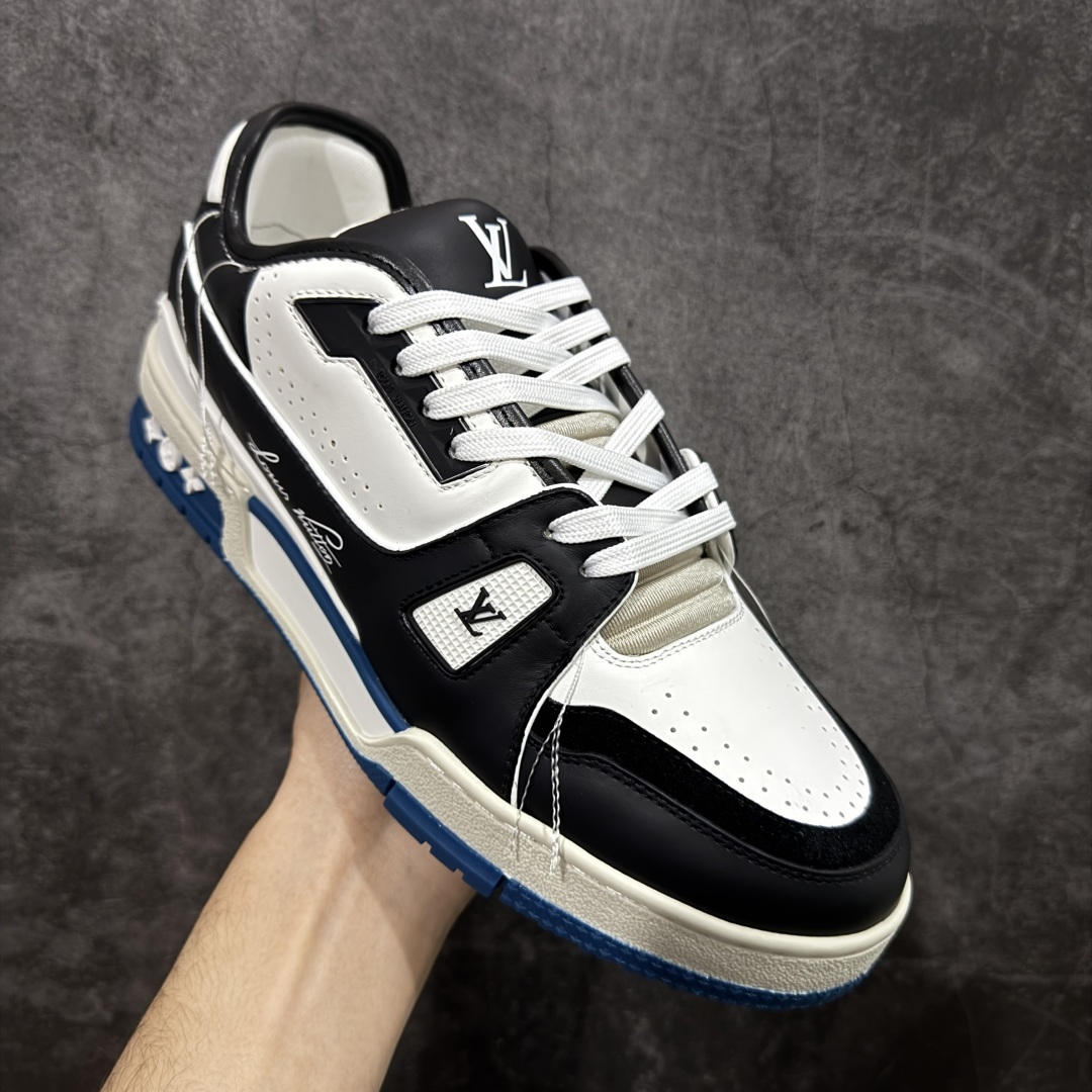 图片[3]-【YS纯原】广奢高端货 LOUIS VUITTON 路易威登 LV Trainer 休闲板鞋 ✦ 原楦原纸版开模，鞋型立体饱满 ✦ 零毛边、零溢胶、零线头瑕疵 ✦ 细节与原版一致 区分市面通货 ✦ 多层叠片＋电脑针车，针距密度一致 ✦ Monogram浮雕＋3D高频压纹 ✦ 多密度发泡中底：支撑回弹媲美专柜 ✦ 原装橡胶大底：含胶量高、纹路深、双拼接零偏差 ✦ ZP级原装包装：专柜款鞋盒＋防尘袋＋说明书 尺码：35-45-选品中心