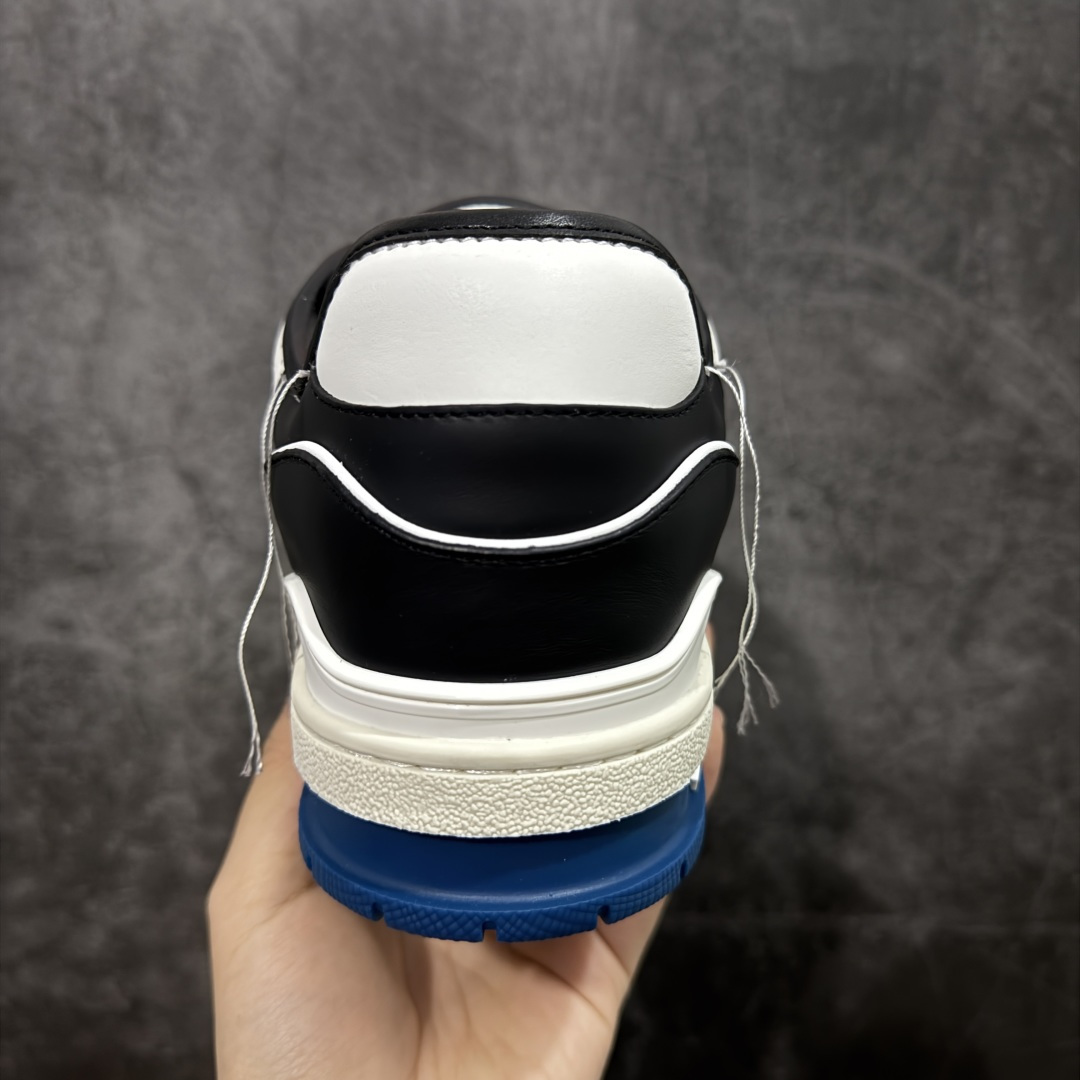 图片[4]-【YS纯原】广奢高端货 LOUIS VUITTON 路易威登 LV Trainer 休闲板鞋 ✦ 原楦原纸版开模，鞋型立体饱满 ✦ 零毛边、零溢胶、零线头瑕疵 ✦ 细节与原版一致 区分市面通货 ✦ 多层叠片＋电脑针车，针距密度一致 ✦ Monogram浮雕＋3D高频压纹 ✦ 多密度发泡中底：支撑回弹媲美专柜 ✦ 原装橡胶大底：含胶量高、纹路深、双拼接零偏差 ✦ ZP级原装包装：专柜款鞋盒＋防尘袋＋说明书 尺码：35-45-选品中心