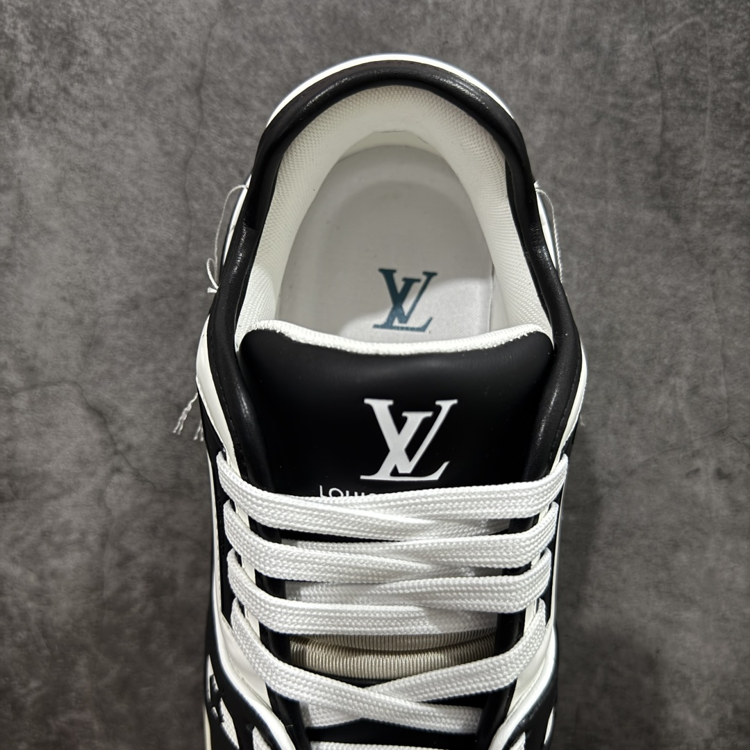 图片[8]-【YS纯原】广奢高端货 LOUIS VUITTON 路易威登 LV Trainer 休闲板鞋 ✦ 原楦原纸版开模，鞋型立体饱满 ✦ 零毛边、零溢胶、零线头瑕疵 ✦ 细节与原版一致 区分市面通货 ✦ 多层叠片＋电脑针车，针距密度一致 ✦ Monogram浮雕＋3D高频压纹 ✦ 多密度发泡中底：支撑回弹媲美专柜 ✦ 原装橡胶大底：含胶量高、纹路深、双拼接零偏差 ✦ ZP级原装包装：专柜款鞋盒＋防尘袋＋说明书 尺码：35-45-选品中心