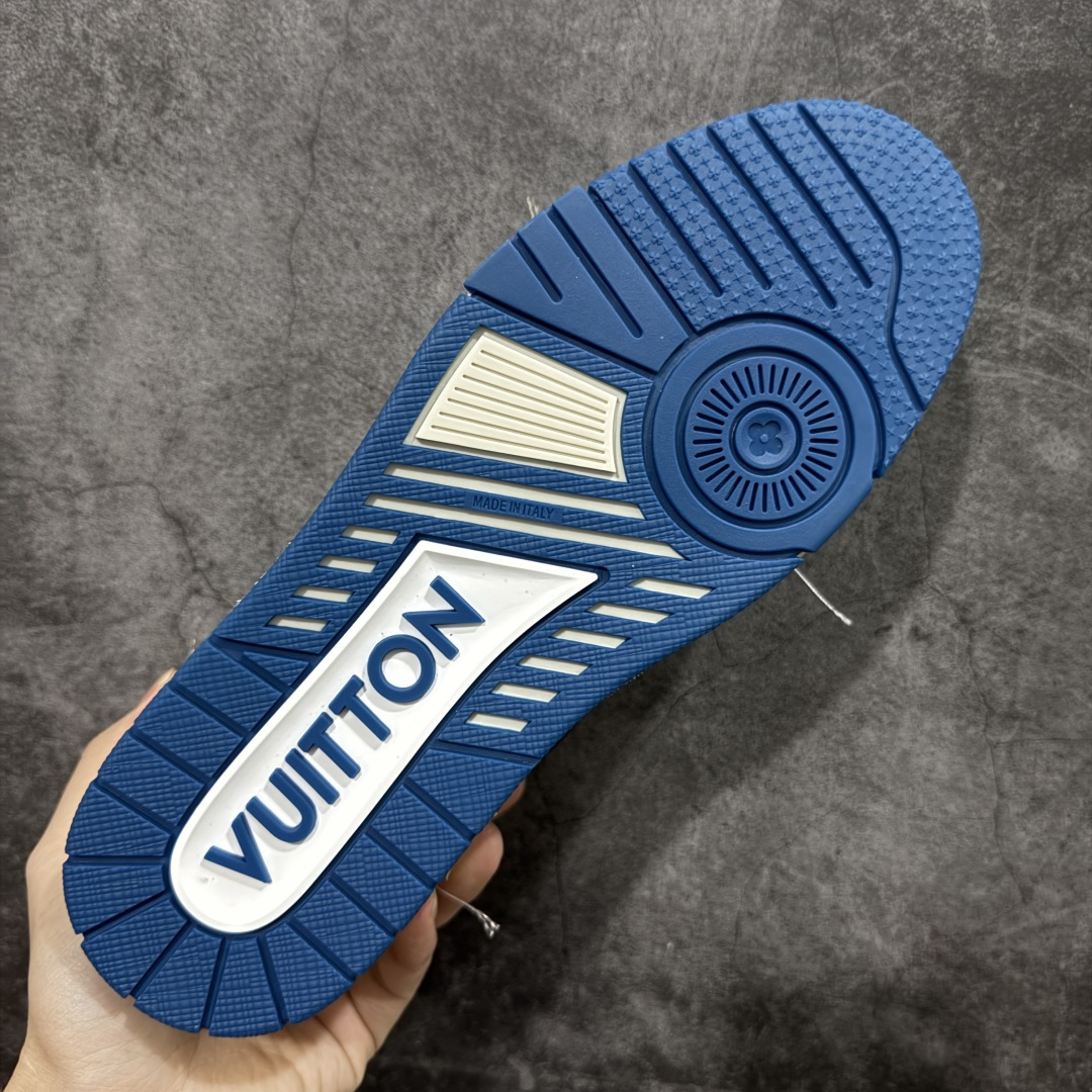 图片[9]-【YS纯原】广奢高端货 LOUIS VUITTON 路易威登 LV Trainer 休闲板鞋 ✦ 原楦原纸版开模，鞋型立体饱满 ✦ 零毛边、零溢胶、零线头瑕疵 ✦ 细节与原版一致 区分市面通货 ✦ 多层叠片＋电脑针车，针距密度一致 ✦ Monogram浮雕＋3D高频压纹 ✦ 多密度发泡中底：支撑回弹媲美专柜 ✦ 原装橡胶大底：含胶量高、纹路深、双拼接零偏差 ✦ ZP级原装包装：专柜款鞋盒＋防尘袋＋说明书 尺码：35-45-选品中心