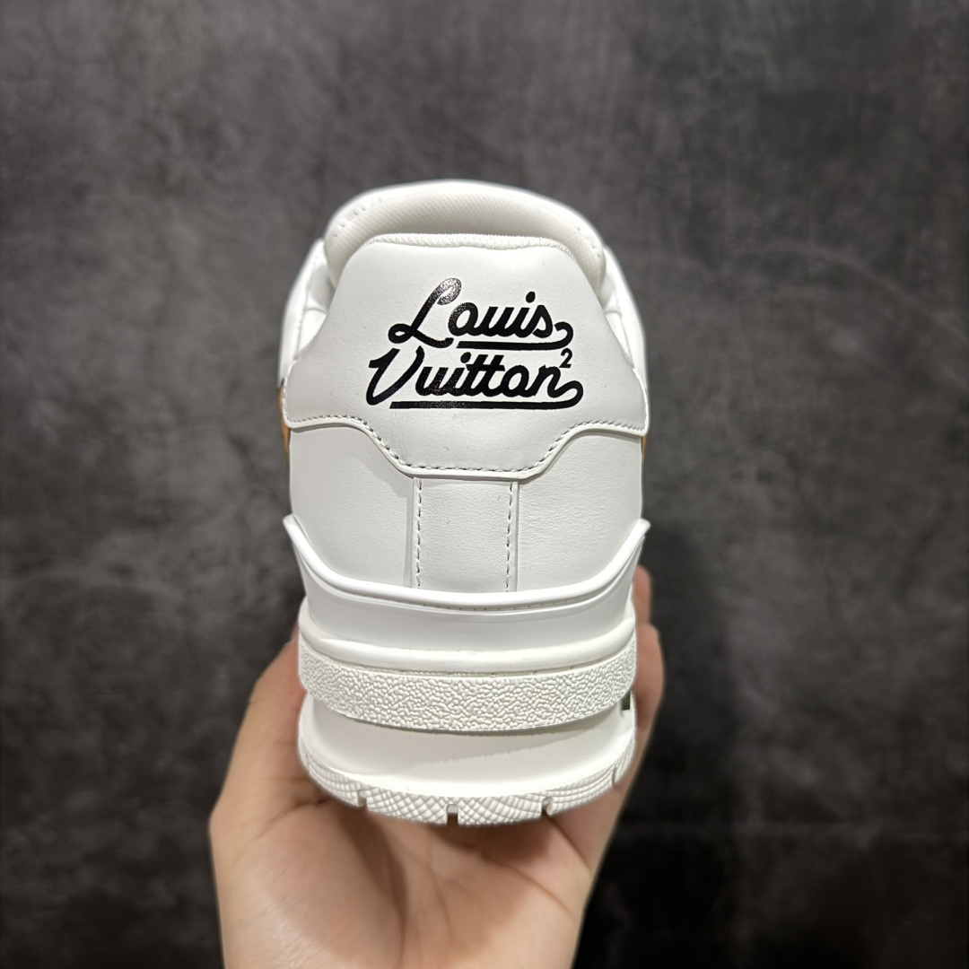 图片[4]-【YS纯原顶级版】顶级莞产 LOUIS VUITTON 路易威登 LV Trainer 牛皮革 Nigo 鸭子联名 ✦ 原楦原纸版开模，鞋型立体饱满 ✦ 零毛边、零溢胶、零线头瑕疵 ✦ 细节与原版一致 区分市面通货 ✦ 多层叠片＋电脑针车，针距密度一致 ✦ Monogram浮雕＋3D高频压纹 ✦ 多密度发泡中底：支撑回弹媲美专柜 ✦ 原装橡胶大底：含胶量高、纹路深、双拼接零偏差 ✦ ZP级原装包装：专柜款鞋盒＋防尘袋＋说明书 尺码：35-45-选品中心