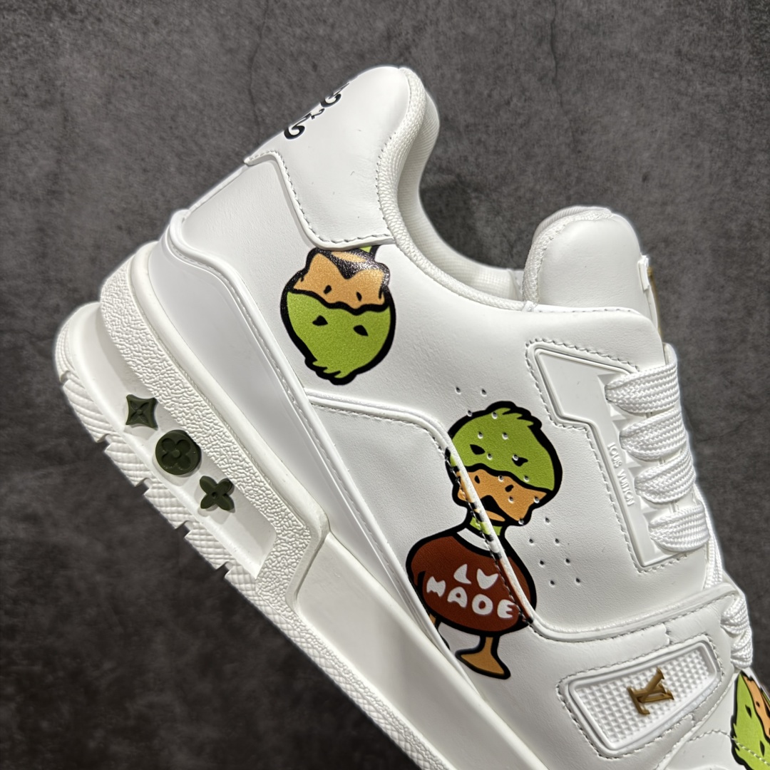 图片[7]-【YS纯原顶级版】顶级莞产 LOUIS VUITTON 路易威登 LV Trainer 牛皮革 Nigo 鸭子联名 ✦ 原楦原纸版开模，鞋型立体饱满 ✦ 零毛边、零溢胶、零线头瑕疵 ✦ 细节与原版一致 区分市面通货 ✦ 多层叠片＋电脑针车，针距密度一致 ✦ Monogram浮雕＋3D高频压纹 ✦ 多密度发泡中底：支撑回弹媲美专柜 ✦ 原装橡胶大底：含胶量高、纹路深、双拼接零偏差 ✦ ZP级原装包装：专柜款鞋盒＋防尘袋＋说明书 尺码：35-45-选品中心