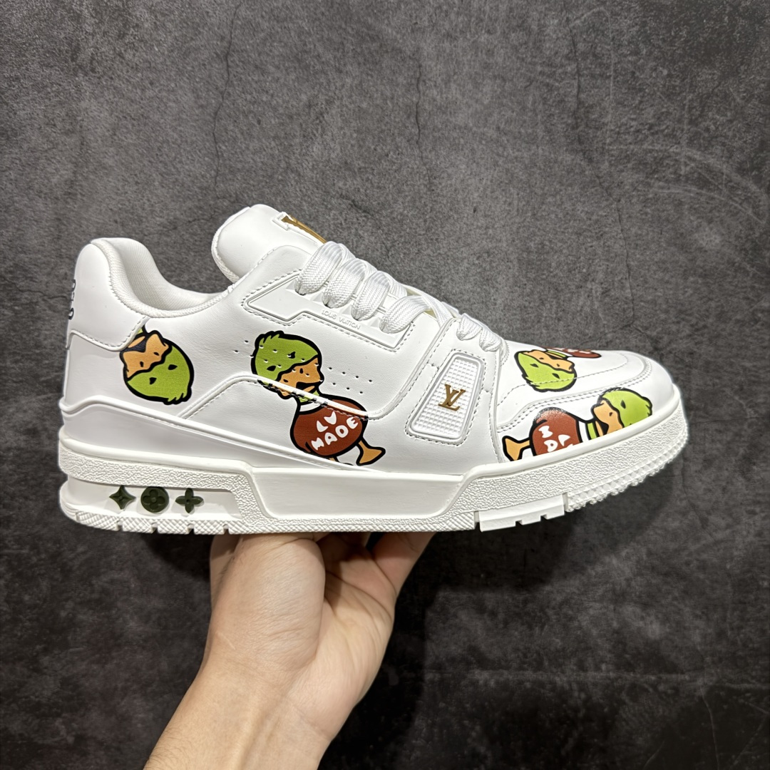 【YS纯原顶级版】顶级莞产 LOUIS VUITTON 路易威登 LV Trainer 牛皮革 Nigo 鸭子联名 ✦ 原楦原纸版开模，鞋型立体饱满 ✦ 零毛边、零溢胶、零线头瑕疵 ✦ 细节与原版一致 区分市面通货 ✦ 多层叠片＋电脑针车，针距密度一致 ✦ Monogram浮雕＋3D高频压纹 ✦ 多密度发泡中底：支撑回弹媲美专柜 ✦ 原装橡胶大底：含胶量高、纹路深、双拼接零偏差 ✦ ZP级原装包装：专柜款鞋盒＋防尘袋＋说明书 尺码：35-45-选品中心