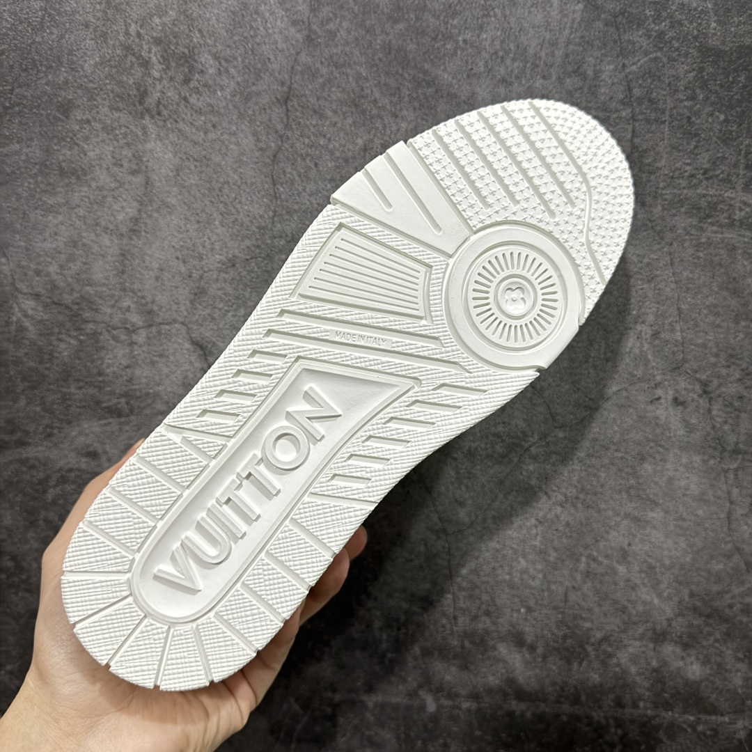 图片[9]-【YS纯原顶级版】顶级莞产 LOUIS VUITTON 路易威登 LV Trainer 牛皮革 Nigo 鸭子联名 ✦ 原楦原纸版开模，鞋型立体饱满 ✦ 零毛边、零溢胶、零线头瑕疵 ✦ 细节与原版一致 区分市面通货 ✦ 多层叠片＋电脑针车，针距密度一致 ✦ Monogram浮雕＋3D高频压纹 ✦ 多密度发泡中底：支撑回弹媲美专柜 ✦ 原装橡胶大底：含胶量高、纹路深、双拼接零偏差 ✦ ZP级原装包装：专柜款鞋盒＋防尘袋＋说明书 尺码：35-45-选品中心