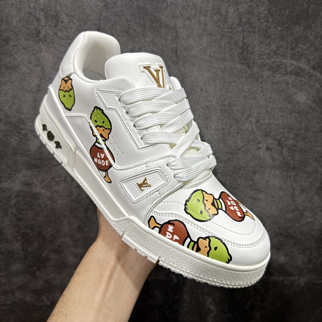 图片[3]-【YS纯原顶级版】顶级莞产 LOUIS VUITTON 路易威登 LV Trainer 牛皮革 Nigo 鸭子联名 ✦ 原楦原纸版开模，鞋型立体饱满 ✦ 零毛边、零溢胶、零线头瑕疵 ✦ 细节与原版一致 区分市面通货 ✦ 多层叠片＋电脑针车，针距密度一致 ✦ Monogram浮雕＋3D高频压纹 ✦ 多密度发泡中底：支撑回弹媲美专柜 ✦ 原装橡胶大底：含胶量高、纹路深、双拼接零偏差 ✦ ZP级原装包装：专柜款鞋盒＋防尘袋＋说明书 尺码：35-45-选品中心