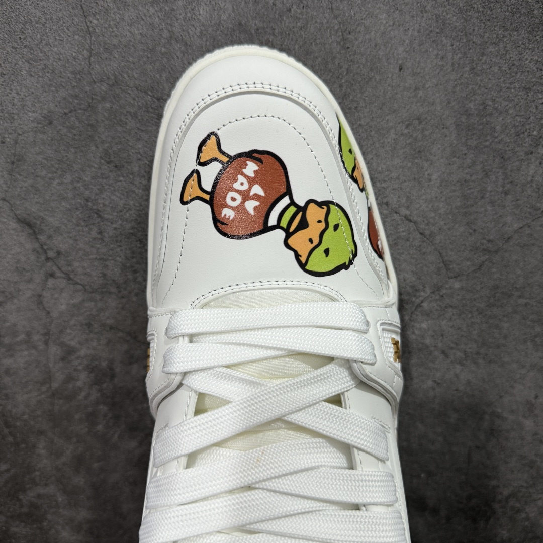 图片[5]-【YS纯原顶级版】顶级莞产 LOUIS VUITTON 路易威登 LV Trainer 牛皮革 Nigo 鸭子联名 ✦ 原楦原纸版开模，鞋型立体饱满 ✦ 零毛边、零溢胶、零线头瑕疵 ✦ 细节与原版一致 区分市面通货 ✦ 多层叠片＋电脑针车，针距密度一致 ✦ Monogram浮雕＋3D高频压纹 ✦ 多密度发泡中底：支撑回弹媲美专柜 ✦ 原装橡胶大底：含胶量高、纹路深、双拼接零偏差 ✦ ZP级原装包装：专柜款鞋盒＋防尘袋＋说明书 尺码：35-45-选品中心