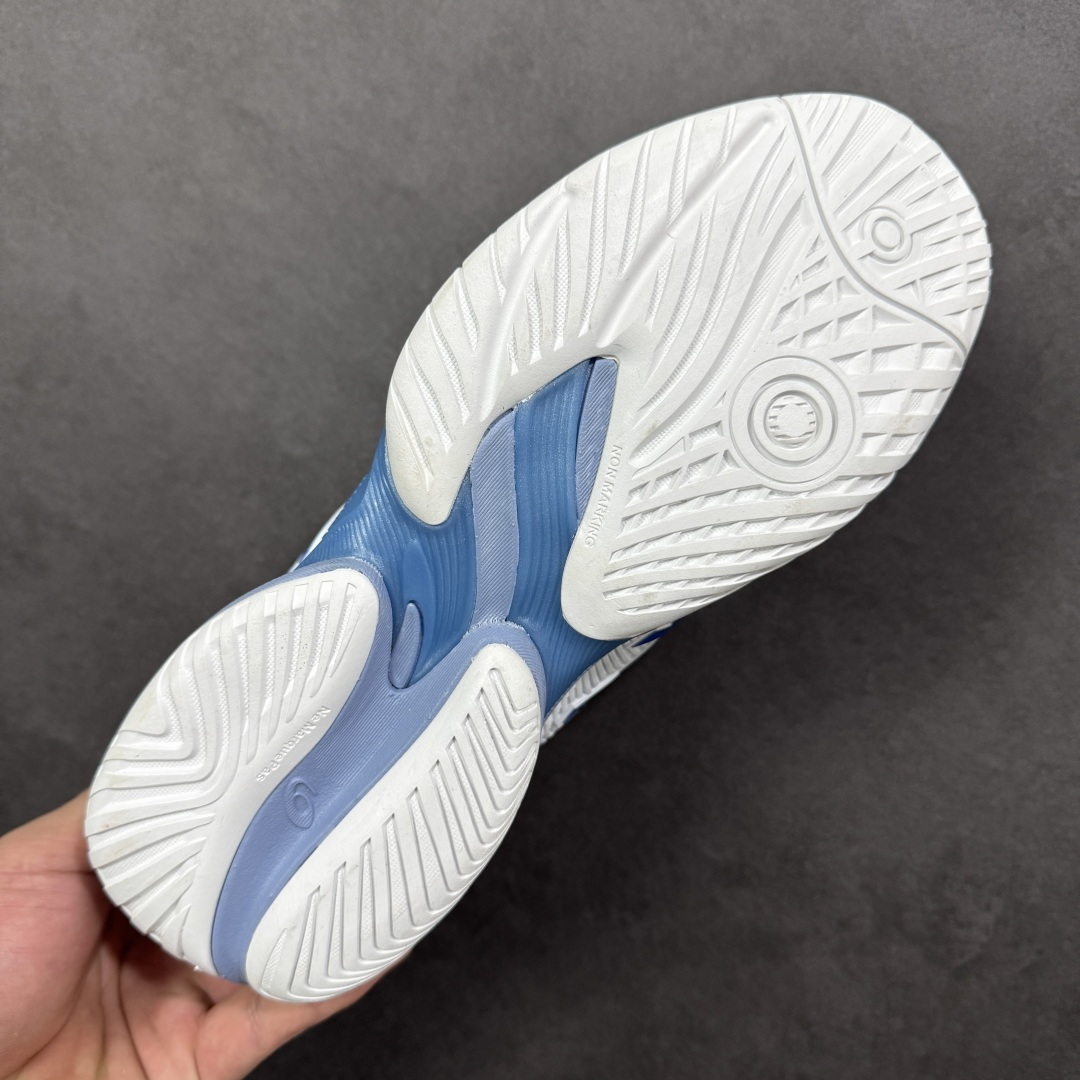 图片[9]-【公司级】Asics Court FF 3 Novak 织物合成革 防滑耐磨透气 低帮 网球鞋 COURT FF 3鞋面采用PU支撑裁片，提供了横向和纵向移动的灵活性的同时提升了足部移动时的稳定性；袜套式鞋口设计，提供很好的包裹性；分离式中足稳定片，改善扭转刚度，增加制动力和推进力；分离式后掌，增大触地面积之余，能够减少滑步耗时，降低身体负荷。 货号： 1041A522-967 尺码：36-47 含半码 编码：FSB260270-选品中心