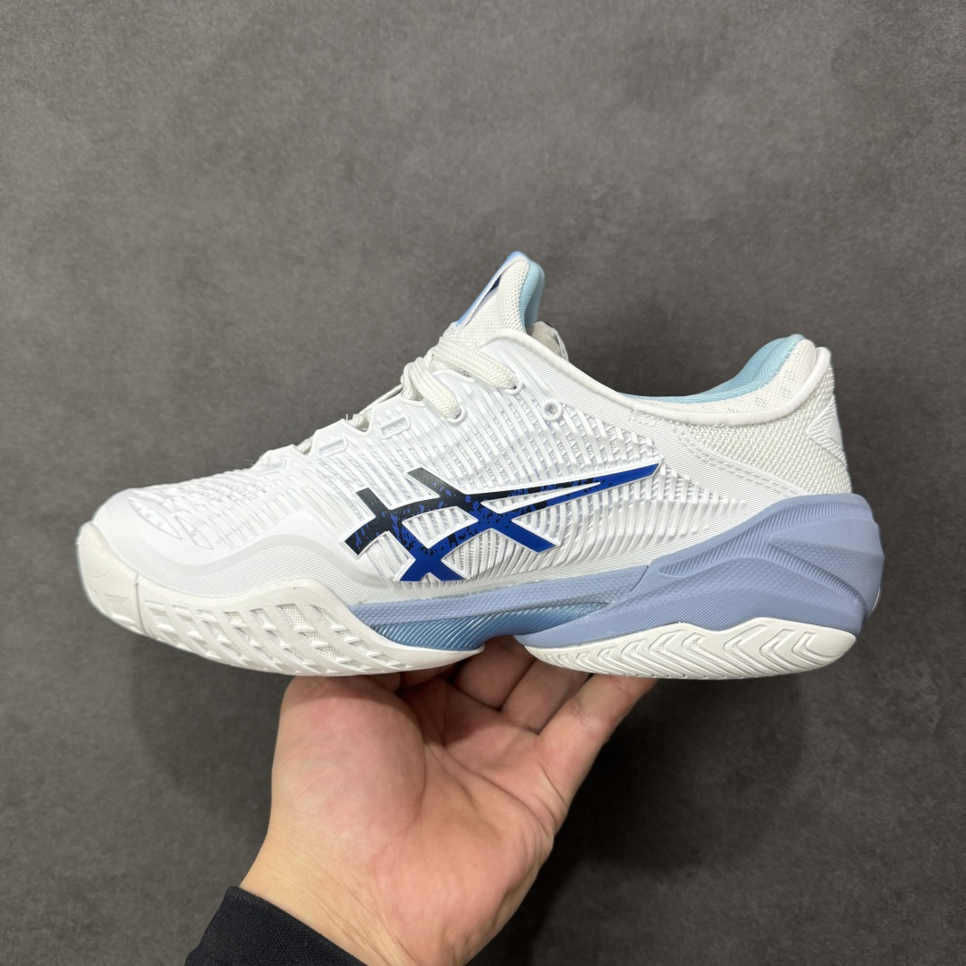 图片[2]-【公司级】Asics Court FF 3 Novak 织物合成革 防滑耐磨透气 低帮 网球鞋 COURT FF 3鞋面采用PU支撑裁片，提供了横向和纵向移动的灵活性的同时提升了足部移动时的稳定性；袜套式鞋口设计，提供很好的包裹性；分离式中足稳定片，改善扭转刚度，增加制动力和推进力；分离式后掌，增大触地面积之余，能够减少滑步耗时，降低身体负荷。 货号： 1041A522-967 尺码：36-47 含半码 编码：FSB260270-选品中心