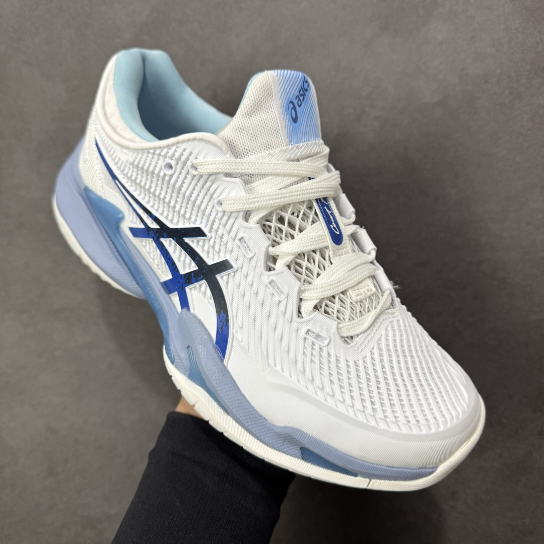 图片[3]-【公司级】Asics Court FF 3 Novak 织物合成革 防滑耐磨透气 低帮 网球鞋 COURT FF 3鞋面采用PU支撑裁片，提供了横向和纵向移动的灵活性的同时提升了足部移动时的稳定性；袜套式鞋口设计，提供很好的包裹性；分离式中足稳定片，改善扭转刚度，增加制动力和推进力；分离式后掌，增大触地面积之余，能够减少滑步耗时，降低身体负荷。 货号： 1041A522-967 尺码：36-47 含半码 编码：FSB260270-选品中心