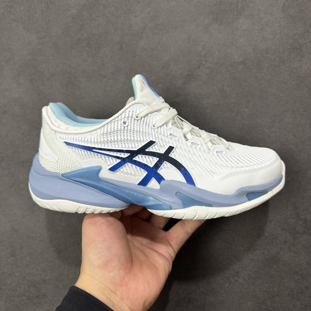 【公司级】Asics Court FF 3 Novak 织物合成革 防滑耐磨透气 低帮 网球鞋 COURT FF 3鞋面采用PU支撑裁片，提供了横向和纵向移动的灵活性的同时提升了足部移动时的稳定性；袜套式鞋口设计，提供很好的包裹性；分离式中足稳定片，改善扭转刚度，增加制动力和推进力；分离式后掌，增大触地面积之余，能够减少滑步耗时，降低身体负荷。 货号： 1041A522-967 尺码：36-47 含半码 编码：FSB260270-选品中心