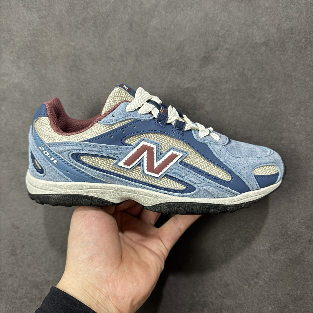 【公司级】新百伦 2025年新款 New Balance 204L 2025年登场：复古薄底鞋重塑都市运动美学时尚运动跑步鞋，以复古薄底设计与室内足球鞋灵感，打造兼具轻量化通勤与潮流穿搭的多功能鞋款。采用麂皮与网眼拼接鞋面，搭配粉系配色，呈现复古与现代的平衡。薄底优化：中底采用超薄EVA缓震，结合颗粒状外底纹路，确保贴地感与灵活性，同时视觉上拉长腿部线条。细节升级：鞋侧反光大“N”字Logo与204L后跟标识增强辨识度，提升层次感。 货号： U204LNPA 尺码：36-45半 编码：XSB250260-选品中心