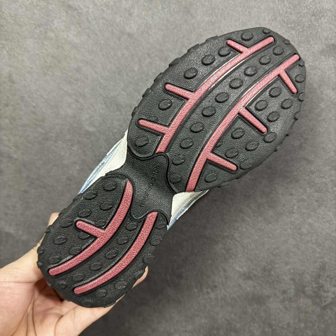 图片[9]-【公司级】新百伦 2025年新款 New Balance 204L 2025年登场：复古薄底鞋重塑都市运动美学时尚运动跑步鞋，以复古薄底设计与室内足球鞋灵感，打造兼具轻量化通勤与潮流穿搭的多功能鞋款。采用麂皮与网眼拼接鞋面，搭配粉系配色，呈现复古与现代的平衡。薄底优化：中底采用超薄EVA缓震，结合颗粒状外底纹路，确保贴地感与灵活性，同时视觉上拉长腿部线条。细节升级：鞋侧反光大“N”字Logo与204L后跟标识增强辨识度，提升层次感。 货号： U204LNPA 尺码：36-45半 编码：XSB250260-选品中心