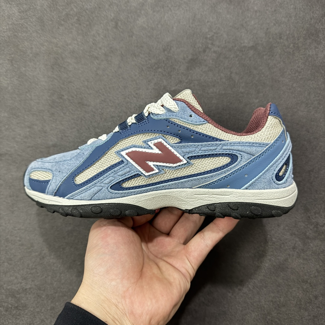图片[2]-【公司级】新百伦 2025年新款 New Balance 204L 2025年登场：复古薄底鞋重塑都市运动美学时尚运动跑步鞋，以复古薄底设计与室内足球鞋灵感，打造兼具轻量化通勤与潮流穿搭的多功能鞋款。采用麂皮与网眼拼接鞋面，搭配粉系配色，呈现复古与现代的平衡。薄底优化：中底采用超薄EVA缓震，结合颗粒状外底纹路，确保贴地感与灵活性，同时视觉上拉长腿部线条。细节升级：鞋侧反光大“N”字Logo与204L后跟标识增强辨识度，提升层次感。 货号： U204LNPA 尺码：36-45半 编码：XSB250260-选品中心