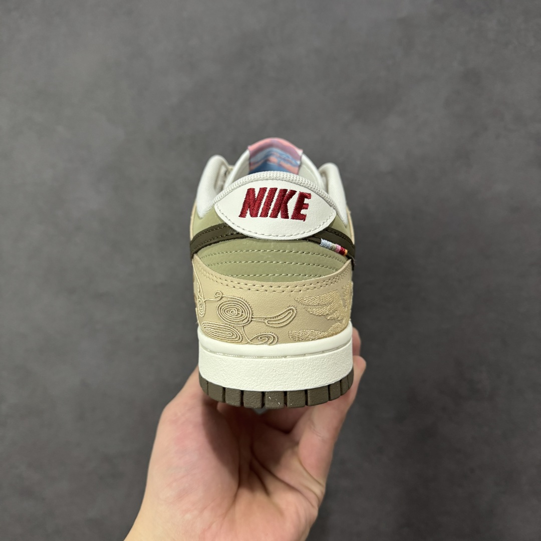 图片[4]-【YC版本】NK Dunk Pegasus Pack CNY 马年限定 舒适贴合 低帮 板鞋 男女同款 米褐色 IQ1118-220 实力大厂出品 新配色陆续开发 利润个位数只为口碑 全套原纸板楦头开发 确保原汁原味 完美呈现DUNK版型 一比一鞋头弧度高度鞋身弧度 此版本只针对中端市场 皮料材质有所更替 其他数据细节工艺流程均保持一致 绝不口嗨 细节品控鞋型随意对比 独家私模官方第六代原厂航空铝磨具打磨大底 鞋头坡度极致还原 无解鞋型 原盒原配 圈内天花板工艺 原厂玻璃冲刀 超高清洁度 全鞋零毛边皮料切割 原厂中底布点胶 中底布拉帮走线遵循公司 尺码：36 36.5 37.5 38 38.5 39 40 40.5 41 42 42.5 43 44 44.5 45 46 47.5 编码：HXSB270280-选品中心