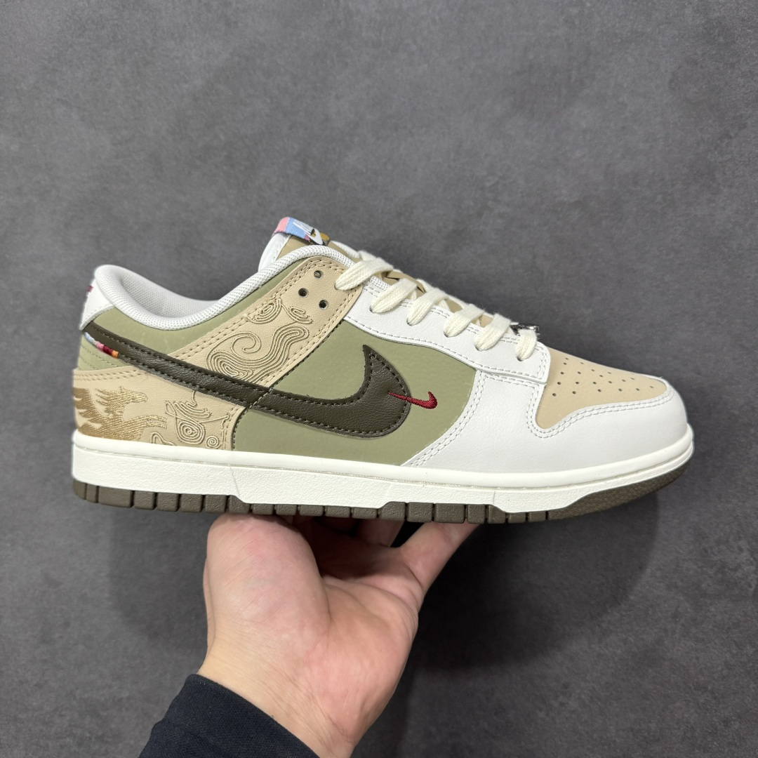 【YC版本】NK Dunk Pegasus Pack CNY 马年限定 舒适贴合 低帮 板鞋 男女同款 米褐色 IQ1118-220 实力大厂出品 新配色陆续开发 利润个位数只为口碑 全套原纸板楦头开发 确保原汁原味 完美呈现DUNK版型 一比一鞋头弧度高度鞋身弧度 此版本只针对中端市场 皮料材质有所更替 其他数据细节工艺流程均保持一致 绝不口嗨 细节品控鞋型随意对比 独家私模官方第六代原厂航空铝磨具打磨大底 鞋头坡度极致还原 无解鞋型 原盒原配 圈内天花板工艺 原厂玻璃冲刀 超高清洁度 全鞋零毛边皮料切割 原厂中底布点胶 中底布拉帮走线遵循公司 尺码：36 36.5 37.5 38 38.5 39 40 40.5 41 42 42.5 43 44 44.5 45 46 47.5 编码：HXSB270280-选品中心