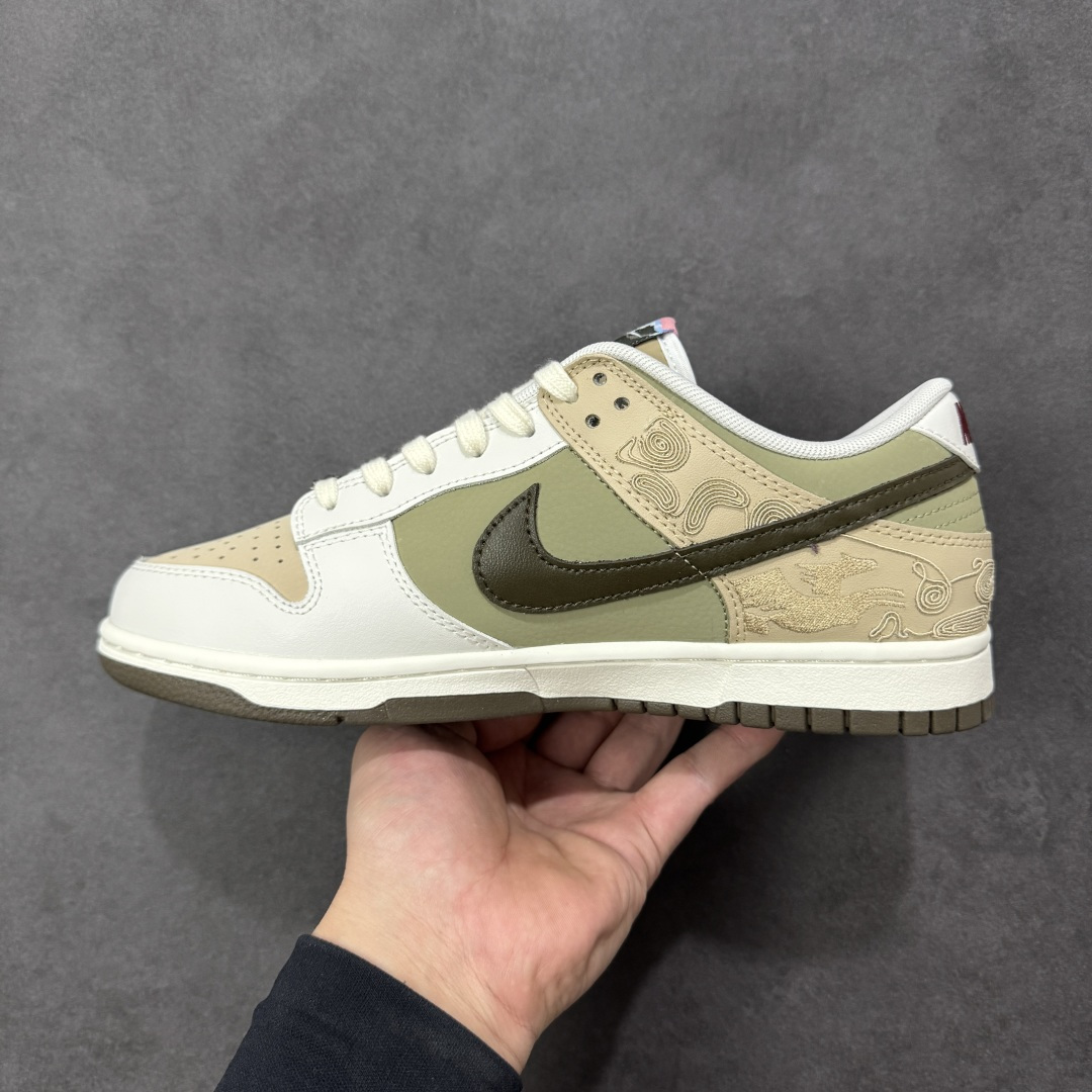 图片[2]-【YC版本】NK Dunk Pegasus Pack CNY 马年限定 舒适贴合 低帮 板鞋 男女同款 米褐色 IQ1118-220 实力大厂出品 新配色陆续开发 利润个位数只为口碑 全套原纸板楦头开发 确保原汁原味 完美呈现DUNK版型 一比一鞋头弧度高度鞋身弧度 此版本只针对中端市场 皮料材质有所更替 其他数据细节工艺流程均保持一致 绝不口嗨 细节品控鞋型随意对比 独家私模官方第六代原厂航空铝磨具打磨大底 鞋头坡度极致还原 无解鞋型 原盒原配 圈内天花板工艺 原厂玻璃冲刀 超高清洁度 全鞋零毛边皮料切割 原厂中底布点胶 中底布拉帮走线遵循公司 尺码：36 36.5 37.5 38 38.5 39 40 40.5 41 42 42.5 43 44 44.5 45 46 47.5 编码：HXSB270280-选品中心