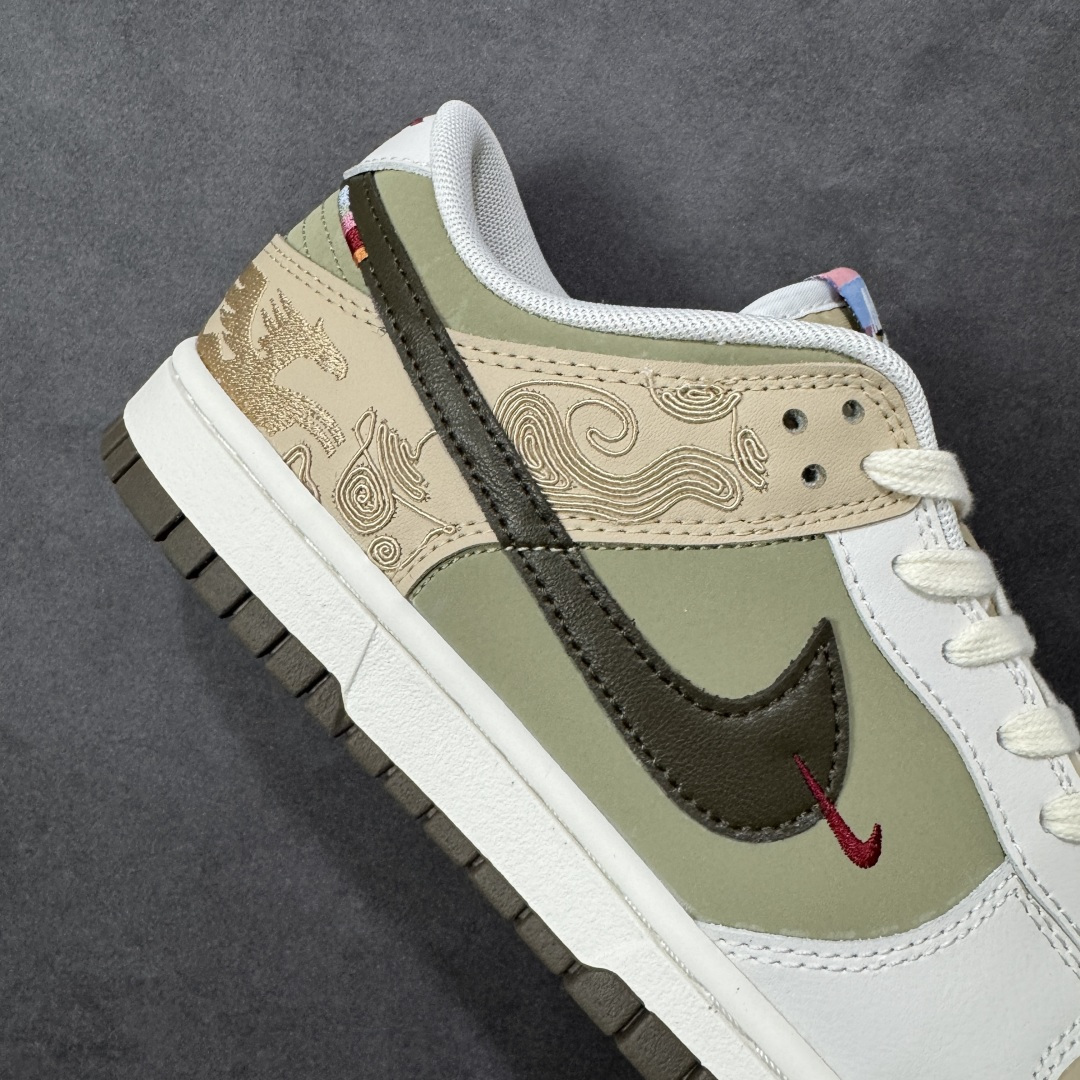 图片[6]-【YC版本】NK Dunk Pegasus Pack CNY 马年限定 舒适贴合 低帮 板鞋 男女同款 米褐色 IQ1118-220 实力大厂出品 新配色陆续开发 利润个位数只为口碑 全套原纸板楦头开发 确保原汁原味 完美呈现DUNK版型 一比一鞋头弧度高度鞋身弧度 此版本只针对中端市场 皮料材质有所更替 其他数据细节工艺流程均保持一致 绝不口嗨 细节品控鞋型随意对比 独家私模官方第六代原厂航空铝磨具打磨大底 鞋头坡度极致还原 无解鞋型 原盒原配 圈内天花板工艺 原厂玻璃冲刀 超高清洁度 全鞋零毛边皮料切割 原厂中底布点胶 中底布拉帮走线遵循公司 尺码：36 36.5 37.5 38 38.5 39 40 40.5 41 42 42.5 43 44 44.5 45 46 47.5 编码：HXSB270280-选品中心