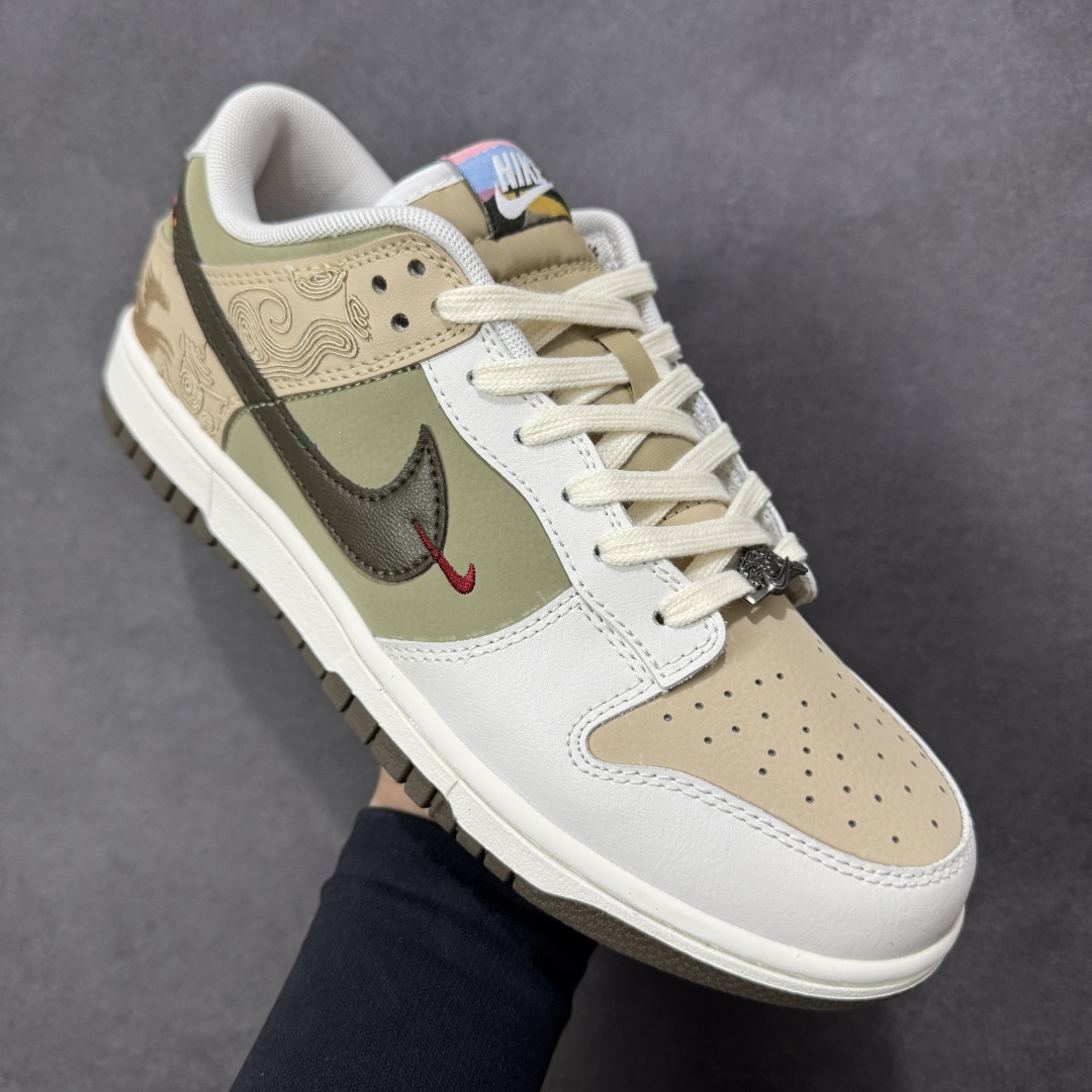 图片[3]-【YC版本】NK Dunk Pegasus Pack CNY 马年限定 舒适贴合 低帮 板鞋 男女同款 米褐色 IQ1118-220 实力大厂出品 新配色陆续开发 利润个位数只为口碑 全套原纸板楦头开发 确保原汁原味 完美呈现DUNK版型 一比一鞋头弧度高度鞋身弧度 此版本只针对中端市场 皮料材质有所更替 其他数据细节工艺流程均保持一致 绝不口嗨 细节品控鞋型随意对比 独家私模官方第六代原厂航空铝磨具打磨大底 鞋头坡度极致还原 无解鞋型 原盒原配 圈内天花板工艺 原厂玻璃冲刀 超高清洁度 全鞋零毛边皮料切割 原厂中底布点胶 中底布拉帮走线遵循公司 尺码：36 36.5 37.5 38 38.5 39 40 40.5 41 42 42.5 43 44 44.5 45 46 47.5 编码：HXSB270280-选品中心