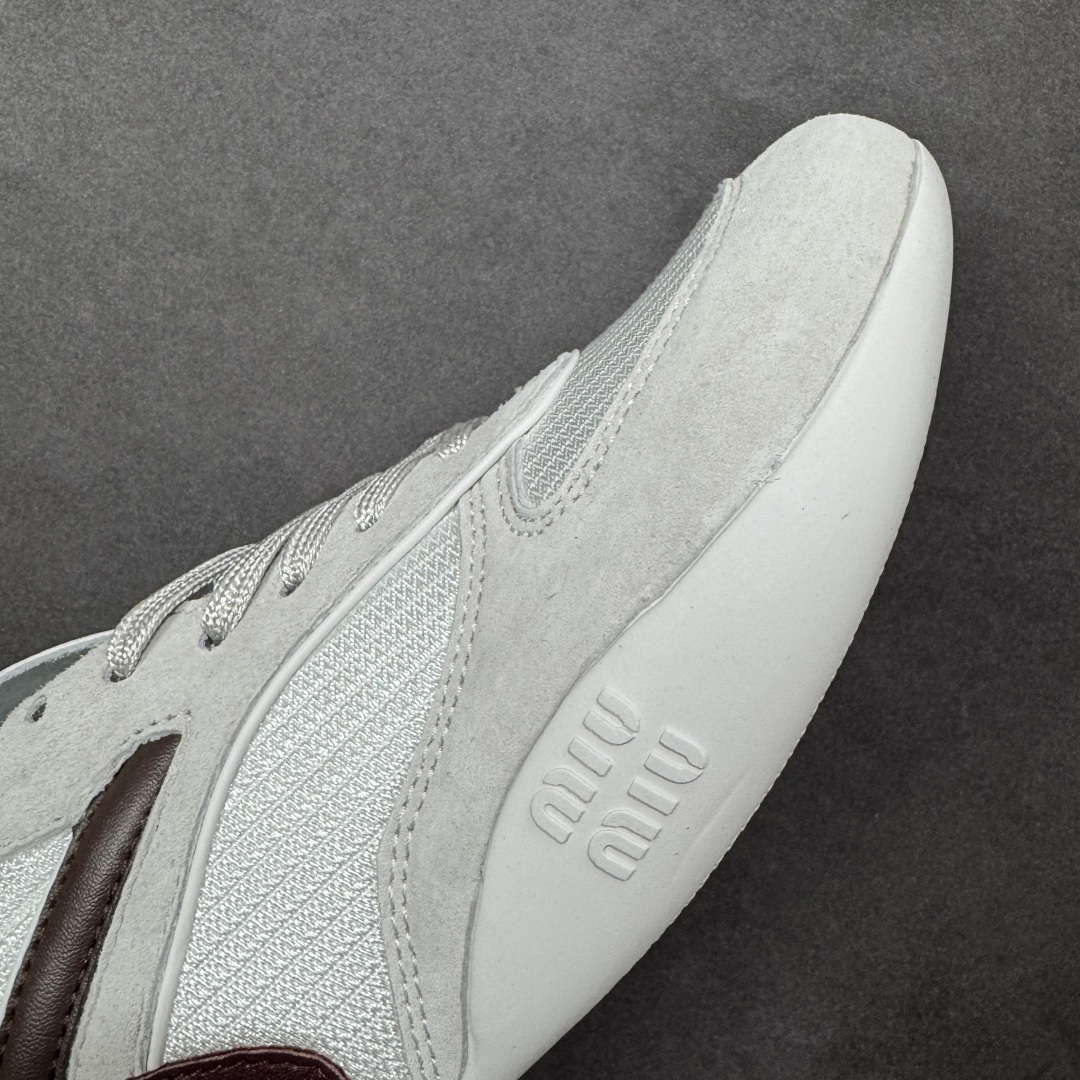 图片[5]-【K版纯原】Miu Miu Gymnasium SS25春夏系列 缪缪绒面革圆头系带低帮生活休闲鞋 5E428E  #此款拥有舒适的鞋面，具有很好的延展性，后跟采用柔软材质能够舒适贴合脚踝，穿着轻松，让您在平时生活中有舒适和轻松的体验。  尺码：36 36.5 37 37.5 38 38.5 39 39.5 40 41 42 43 44 45 编码：HXSA250260-选品中心