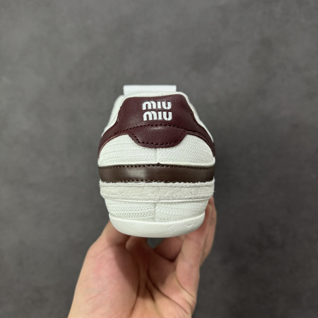 图片[4]-【K版纯原】Miu Miu Gymnasium SS25春夏系列 缪缪绒面革圆头系带低帮生活休闲鞋 5E428E  #此款拥有舒适的鞋面，具有很好的延展性，后跟采用柔软材质能够舒适贴合脚踝，穿着轻松，让您在平时生活中有舒适和轻松的体验。  尺码：36 36.5 37 37.5 38 38.5 39 39.5 40 41 42 43 44 45 编码：HXSA250260-选品中心