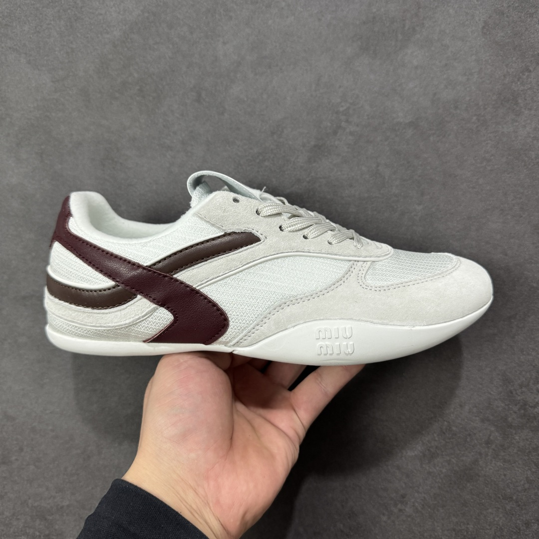 【K版纯原】Miu Miu Gymnasium SS25春夏系列 缪缪绒面革圆头系带低帮生活休闲鞋 5E428E  #此款拥有舒适的鞋面，具有很好的延展性，后跟采用柔软材质能够舒适贴合脚踝，穿着轻松，让您在平时生活中有舒适和轻松的体验。  尺码：36 36.5 37 37.5 38 38.5 39 39.5 40 41 42 43 44 45 编码：HXSA250260-选品中心