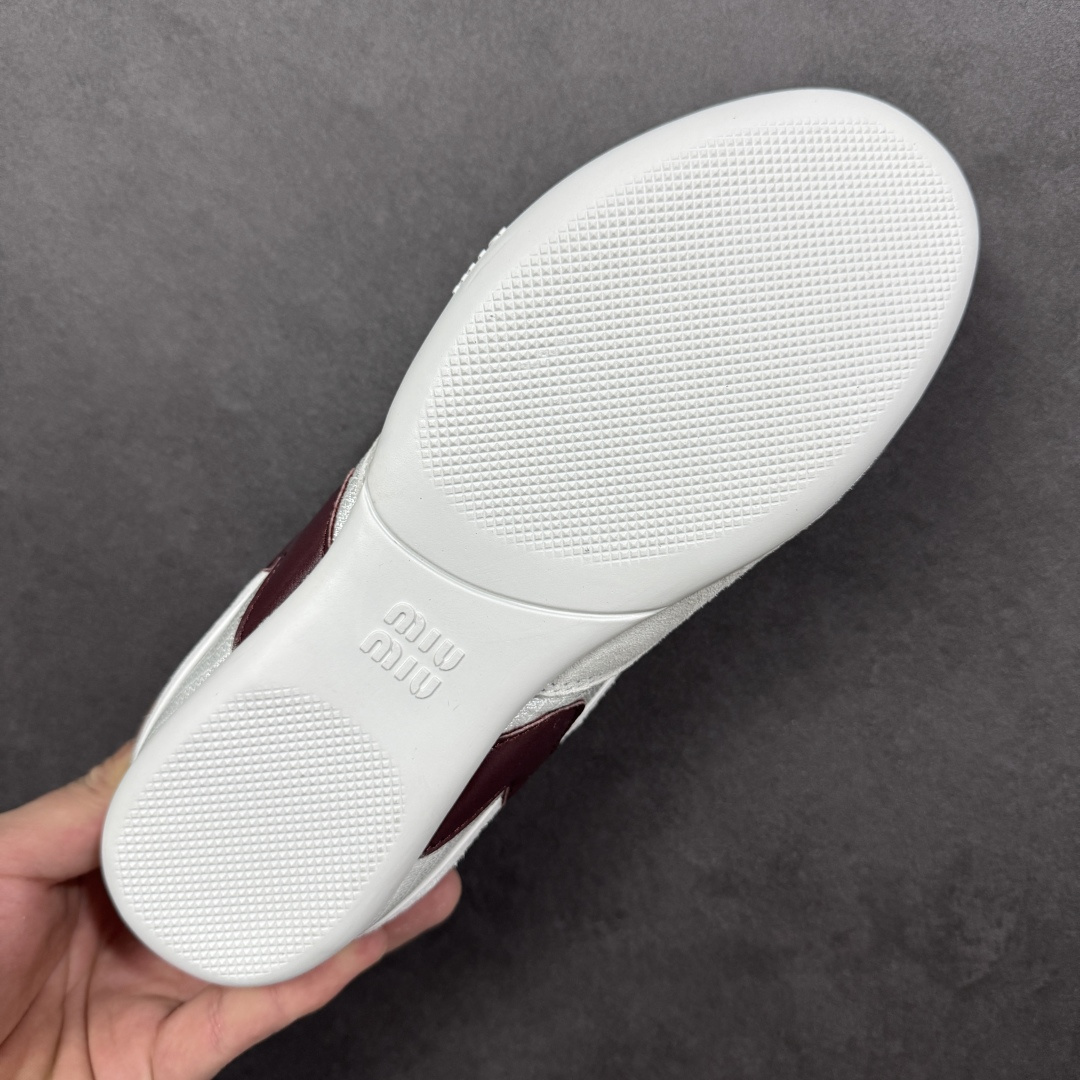 图片[9]-【K版纯原】Miu Miu Gymnasium SS25春夏系列 缪缪绒面革圆头系带低帮生活休闲鞋 5E428E  #此款拥有舒适的鞋面，具有很好的延展性，后跟采用柔软材质能够舒适贴合脚踝，穿着轻松，让您在平时生活中有舒适和轻松的体验。  尺码：36 36.5 37 37.5 38 38.5 39 39.5 40 41 42 43 44 45 编码：HXSA250260-选品中心