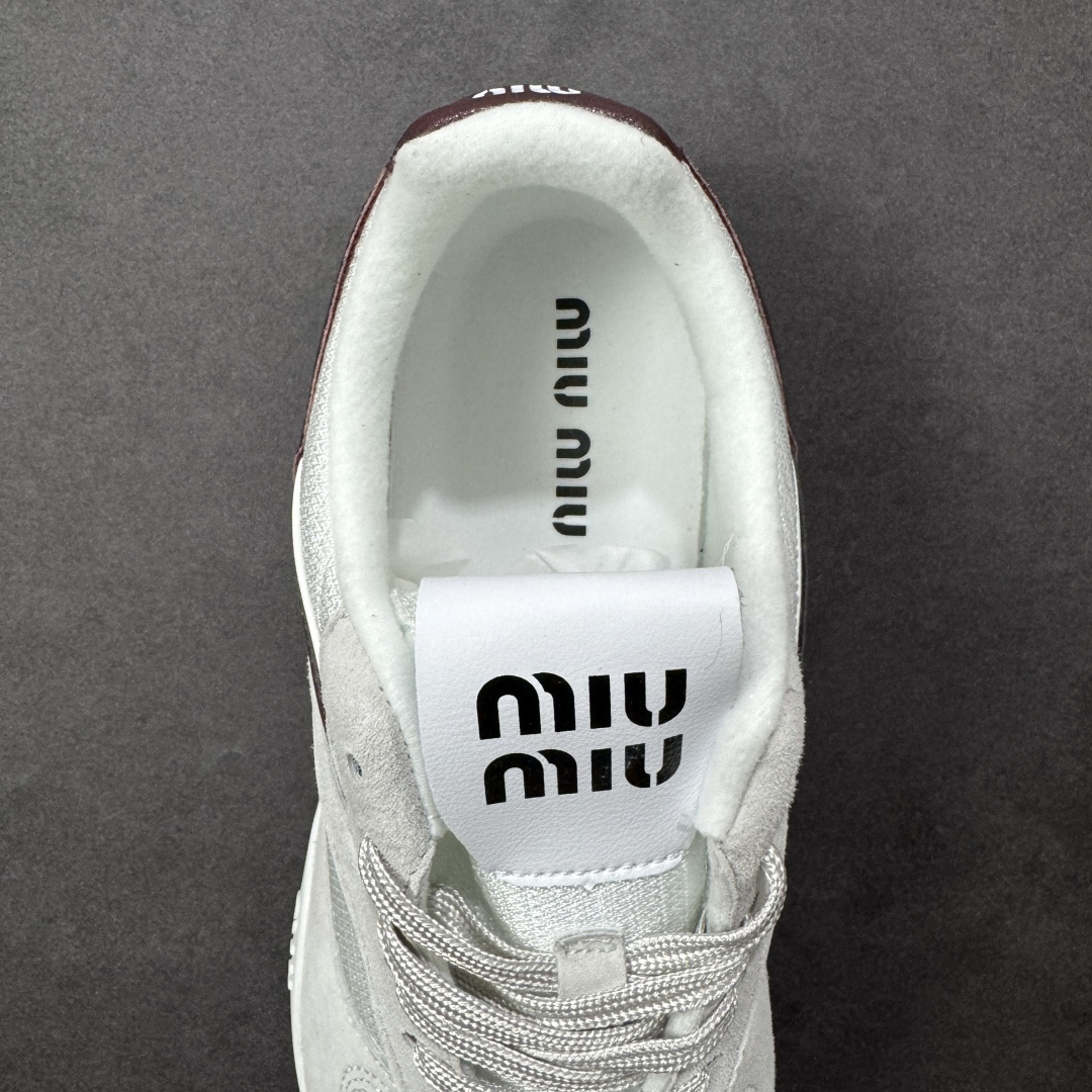 图片[7]-【K版纯原】Miu Miu Gymnasium SS25春夏系列 缪缪绒面革圆头系带低帮生活休闲鞋 5E428E  #此款拥有舒适的鞋面，具有很好的延展性，后跟采用柔软材质能够舒适贴合脚踝，穿着轻松，让您在平时生活中有舒适和轻松的体验。  尺码：36 36.5 37 37.5 38 38.5 39 39.5 40 41 42 43 44 45 编码：HXSA250260-选品中心