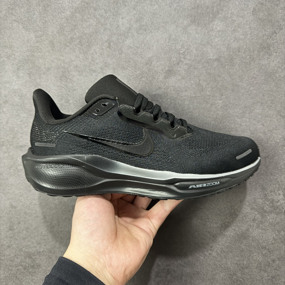 【公司级】Nike Pegasus 41 Air Zoom 轻盈舒适耐磨 低帮 气垫 休闲跑步鞋 - 鞋面设计：采用轻盈透气的工程网眼设计，能快速排出湿气，保持脚部干爽。Dynamic Midfoot Fit系统将鞋带与内部中足板带相连，提供良好的支撑和包裹性 - 外底特点：经典橡胶外底结合华夫格底纹，抓地力强，在各种路面上都能提供稳定的摩擦力，不易打滑，同时也具备良好的耐磨性，可延长鞋子使用寿命 。 货号：FD2723-002 尺码：36-46带半码 编码：LNHB210220-选品中心