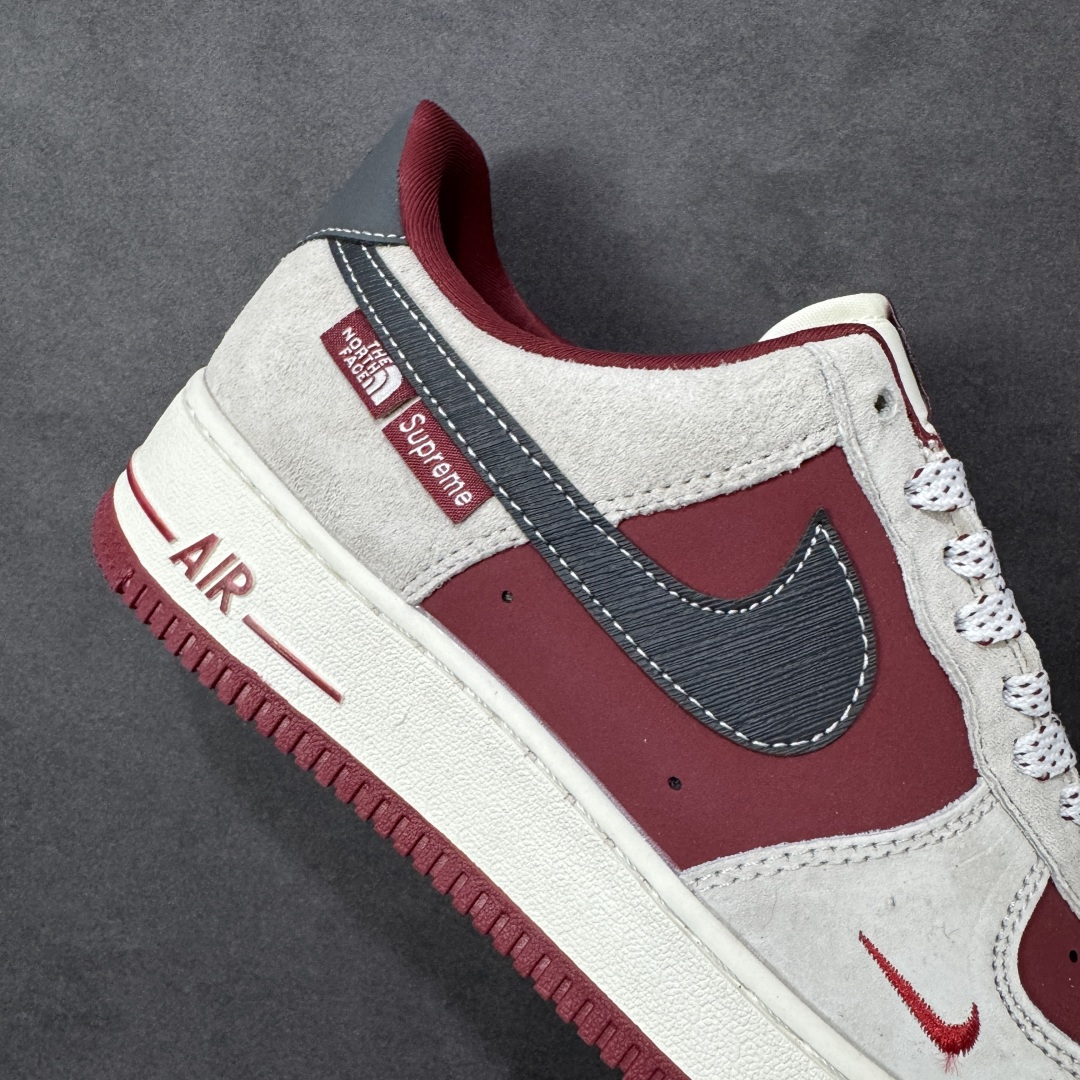 图片[6]-【定制版】Nike Air Force 1\’07 Low 三方联名 酒红灰 空军一号低帮休闲板鞋  #鞋身多道迷你红勾打破常规，侧边织标强强联手，藏青Swoosh做旧处理更添复古韵味。白红中底刻字“Air”细节拉满，酒红外底踩出吸睛步调，挂饰吊坠更是把联名仪式感拉满。经典AF1鞋型加持，不管是搭配工装裤还是牛仔潮搭，都能轻松拿捏高阶街头感 货号：SY1388-014  尺码：36 36.5 37.5 38 38.5 39 40 40.5 41 42 42.5 43 44 44.5 45-选品中心