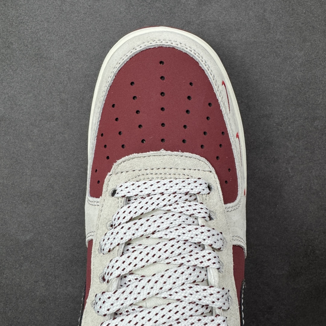 图片[8]-【定制版】Nike Air Force 1\’07 Low 三方联名 酒红灰 空军一号低帮休闲板鞋  #鞋身多道迷你红勾打破常规，侧边织标强强联手，藏青Swoosh做旧处理更添复古韵味。白红中底刻字“Air”细节拉满，酒红外底踩出吸睛步调，挂饰吊坠更是把联名仪式感拉满。经典AF1鞋型加持，不管是搭配工装裤还是牛仔潮搭，都能轻松拿捏高阶街头感 货号：SY1388-014  尺码：36 36.5 37.5 38 38.5 39 40 40.5 41 42 42.5 43 44 44.5 45-选品中心