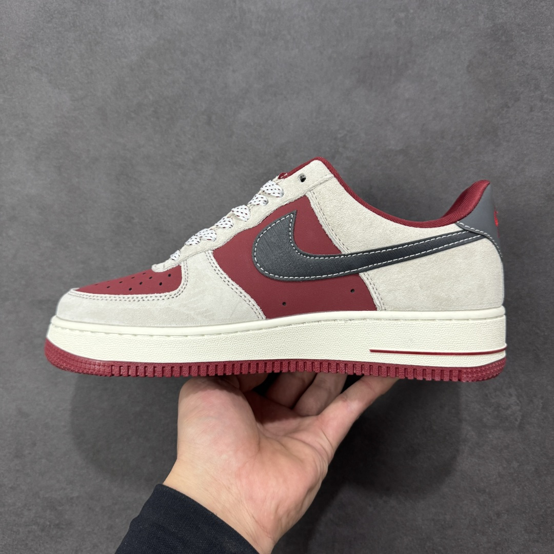 图片[2]-【定制版】Nike Air Force 1\’07 Low 三方联名 酒红灰 空军一号低帮休闲板鞋  #鞋身多道迷你红勾打破常规，侧边织标强强联手，藏青Swoosh做旧处理更添复古韵味。白红中底刻字“Air”细节拉满，酒红外底踩出吸睛步调，挂饰吊坠更是把联名仪式感拉满。经典AF1鞋型加持，不管是搭配工装裤还是牛仔潮搭，都能轻松拿捏高阶街头感 货号：SY1388-014  尺码：36 36.5 37.5 38 38.5 39 40 40.5 41 42 42.5 43 44 44.5 45-选品中心