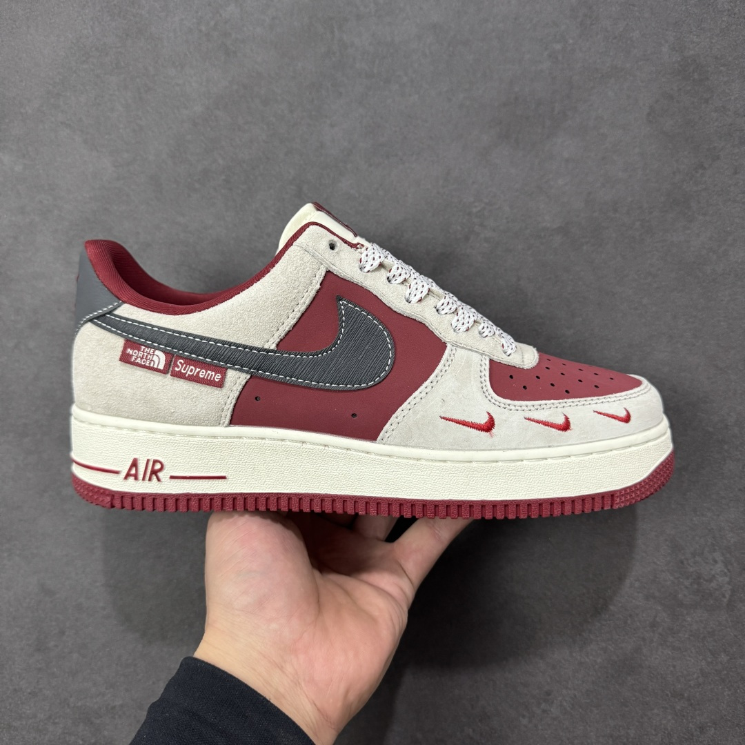 【定制版】Nike Air Force 1\’07 Low 三方联名 酒红灰 空军一号低帮休闲板鞋  #鞋身多道迷你红勾打破常规，侧边织标强强联手，藏青Swoosh做旧处理更添复古韵味。白红中底刻字“Air”细节拉满，酒红外底踩出吸睛步调，挂饰吊坠更是把联名仪式感拉满。经典AF1鞋型加持，不管是搭配工装裤还是牛仔潮搭，都能轻松拿捏高阶街头感 货号：SY1388-014  尺码：36 36.5 37.5 38 38.5 39 40 40.5 41 42 42.5 43 44 44.5 45-选品中心