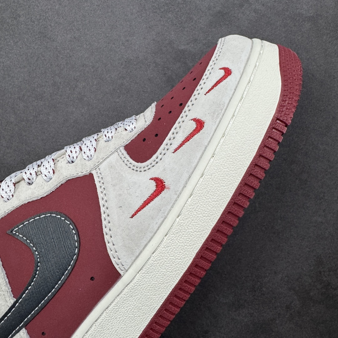 图片[5]-【定制版】Nike Air Force 1\’07 Low 三方联名 酒红灰 空军一号低帮休闲板鞋  #鞋身多道迷你红勾打破常规，侧边织标强强联手，藏青Swoosh做旧处理更添复古韵味。白红中底刻字“Air”细节拉满，酒红外底踩出吸睛步调，挂饰吊坠更是把联名仪式感拉满。经典AF1鞋型加持，不管是搭配工装裤还是牛仔潮搭，都能轻松拿捏高阶街头感 货号：SY1388-014  尺码：36 36.5 37.5 38 38.5 39 40 40.5 41 42 42.5 43 44 44.5 45-选品中心