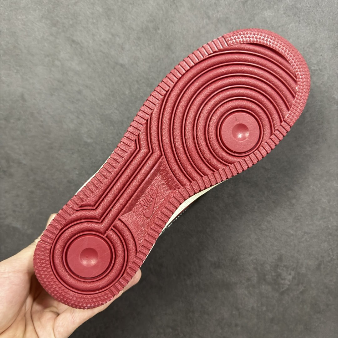 图片[9]-【定制版】Nike Air Force 1\’07 Low 三方联名 酒红灰 空军一号低帮休闲板鞋  #鞋身多道迷你红勾打破常规，侧边织标强强联手，藏青Swoosh做旧处理更添复古韵味。白红中底刻字“Air”细节拉满，酒红外底踩出吸睛步调，挂饰吊坠更是把联名仪式感拉满。经典AF1鞋型加持，不管是搭配工装裤还是牛仔潮搭，都能轻松拿捏高阶街头感 货号：SY1388-014  尺码：36 36.5 37.5 38 38.5 39 40 40.5 41 42 42.5 43 44 44.5 45-选品中心