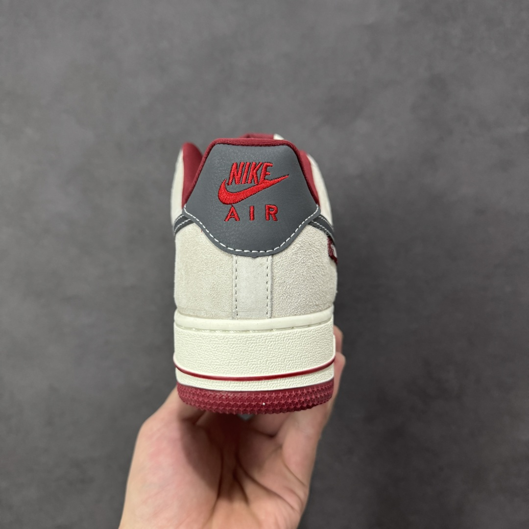图片[4]-【定制版】Nike Air Force 1\’07 Low 三方联名 酒红灰 空军一号低帮休闲板鞋  #鞋身多道迷你红勾打破常规，侧边织标强强联手，藏青Swoosh做旧处理更添复古韵味。白红中底刻字“Air”细节拉满，酒红外底踩出吸睛步调，挂饰吊坠更是把联名仪式感拉满。经典AF1鞋型加持，不管是搭配工装裤还是牛仔潮搭，都能轻松拿捏高阶街头感 货号：SY1388-014  尺码：36 36.5 37.5 38 38.5 39 40 40.5 41 42 42.5 43 44 44.5 45-选品中心
