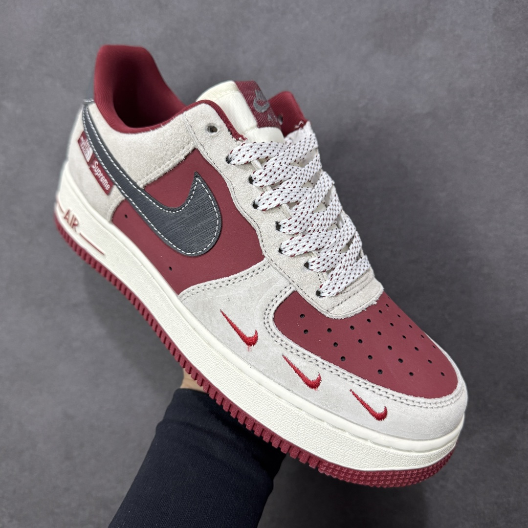 图片[3]-【定制版】Nike Air Force 1\’07 Low 三方联名 酒红灰 空军一号低帮休闲板鞋  #鞋身多道迷你红勾打破常规，侧边织标强强联手，藏青Swoosh做旧处理更添复古韵味。白红中底刻字“Air”细节拉满，酒红外底踩出吸睛步调，挂饰吊坠更是把联名仪式感拉满。经典AF1鞋型加持，不管是搭配工装裤还是牛仔潮搭，都能轻松拿捏高阶街头感 货号：SY1388-014  尺码：36 36.5 37.5 38 38.5 39 40 40.5 41 42 42.5 43 44 44.5 45-选品中心