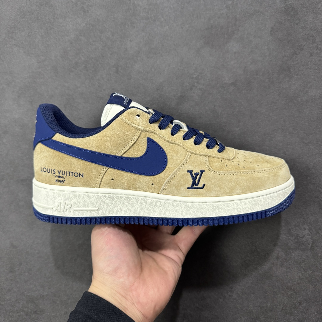 【定制版】Nike Air Force 1\’07 Low 联名 沙褐藏蓝 空军一号低帮休闲板鞋 FQ3545-300  #原楦头原纸板 高端定制鞋盒 原厂鞋底 超高清洁度 细节完美  尺码：36 36.5 37.5 38 38.5 39 40 40.5 41 42 42.5 43 44 44.5 45 编码：HXSB310320-选品中心