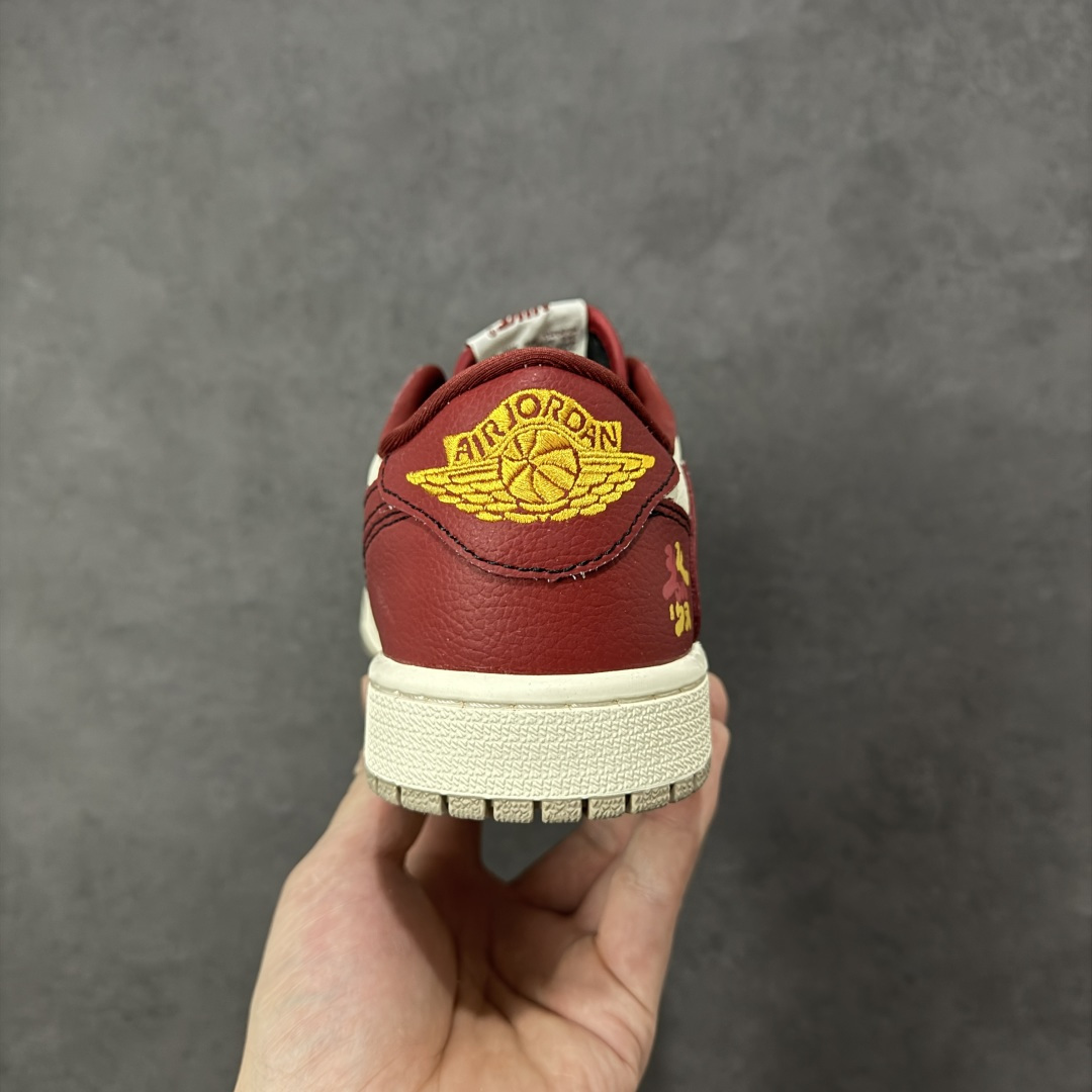 图片[4]-【定制版】马年定制限量发售❗️恭喜发财 🔥Travis Scott x Fragment Design x Jordan Air Jordan 1 Low OG SP “马年限定联名——白红” 马年印花 高端定制 倒钩三方联名低帮篮球鞋 #定制鞋盒 大厂纯原品质出货 超高清洁度 皮料切割干净无任何毛边 细节完美 货号：XD1979-004 尺码：36 36.5 37.5 38 38.5 39 40 40.5 41 42 42.5 43 44 44.5 45 编码：HXSB330340-选品中心