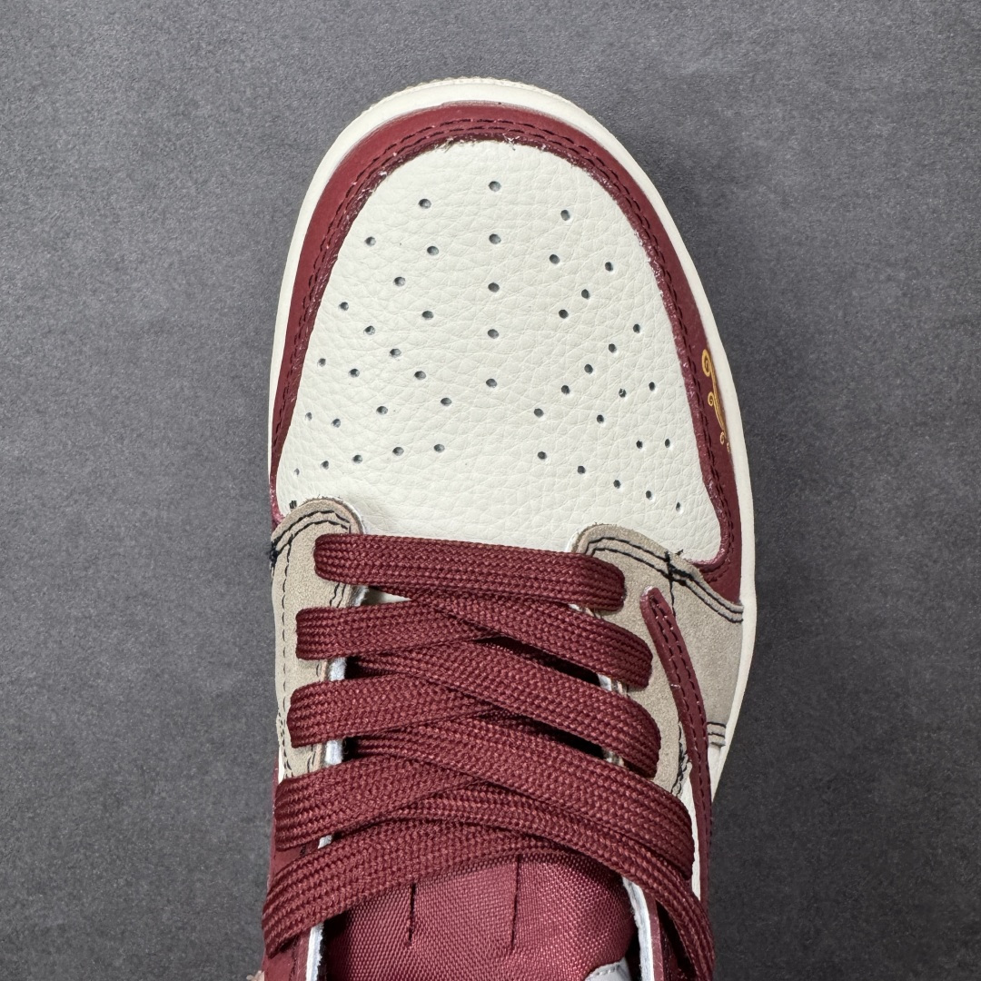 图片[8]-【定制版】马年定制限量发售❗️恭喜发财 🔥Travis Scott x Fragment Design x Jordan Air Jordan 1 Low OG SP “马年限定联名——白红” 马年印花 高端定制 倒钩三方联名低帮篮球鞋 #定制鞋盒 大厂纯原品质出货 超高清洁度 皮料切割干净无任何毛边 细节完美 货号：XD1979-004 尺码：36 36.5 37.5 38 38.5 39 40 40.5 41 42 42.5 43 44 44.5 45 编码：HXSB330340-选品中心