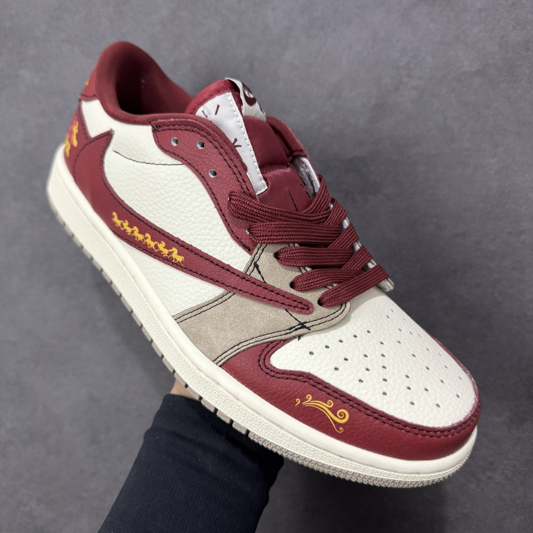 图片[3]-【定制版】马年定制限量发售❗️恭喜发财 🔥Travis Scott x Fragment Design x Jordan Air Jordan 1 Low OG SP “马年限定联名——白红” 马年印花 高端定制 倒钩三方联名低帮篮球鞋 #定制鞋盒 大厂纯原品质出货 超高清洁度 皮料切割干净无任何毛边 细节完美 货号：XD1979-004 尺码：36 36.5 37.5 38 38.5 39 40 40.5 41 42 42.5 43 44 44.5 45 编码：HXSB330340-选品中心