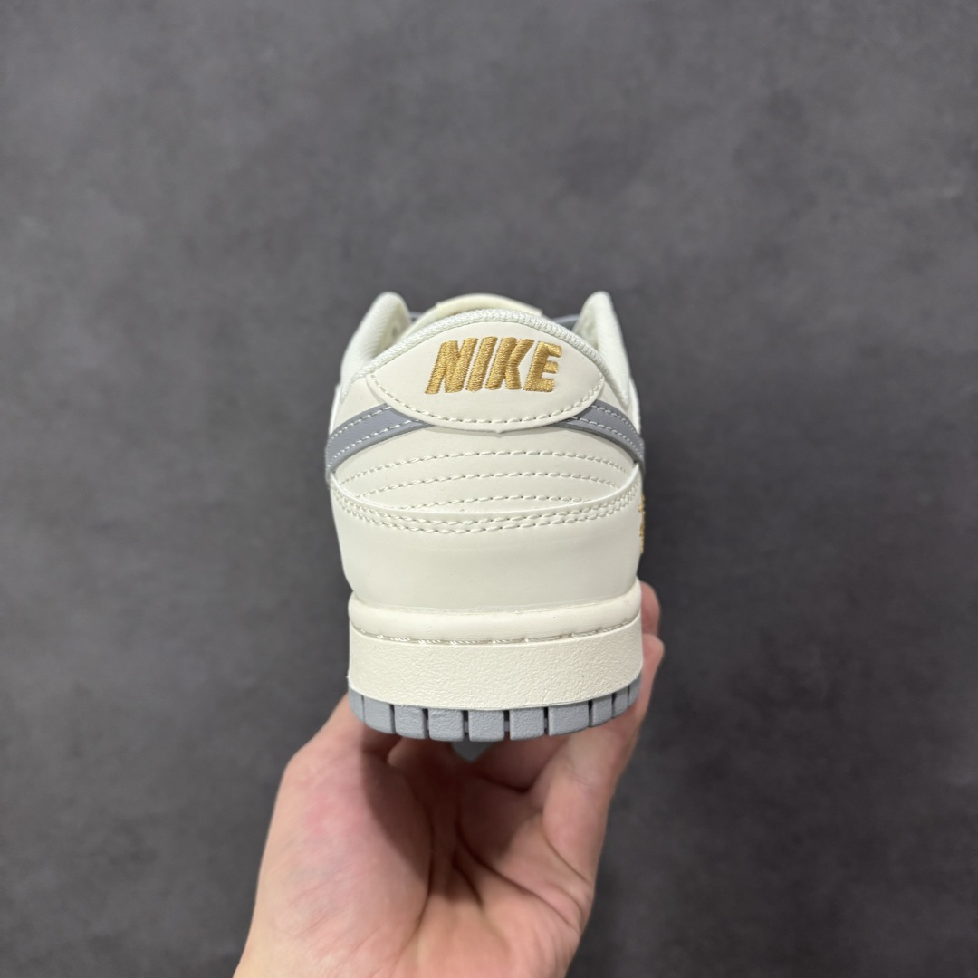 图片[4]-【定制版】Nike SB Dunk Low“ 斯图西联名—米灰金标” 周年高端定制 低帮休闲板鞋 定制鞋盒 大厂纯原品质出货 超高清洁度 皮料切割干净无任何毛边 细节完美 货号：JP1628-040 尺码：36 36.5 37.5 38 38.5 39 40 40.5 41 42 42.5 43 44 44.5 45 编码：HXSB330340-选品中心