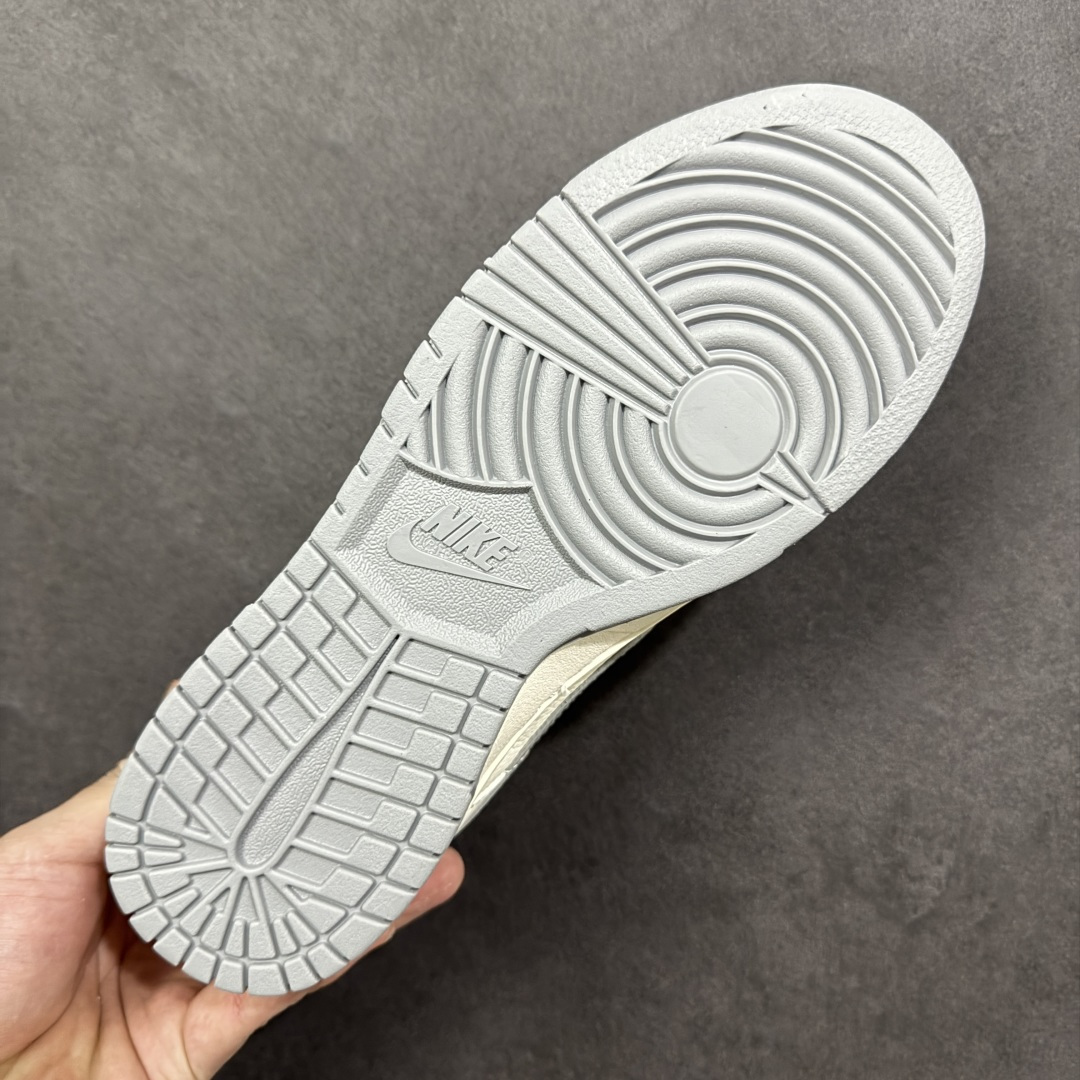 图片[9]-【定制版】Nike SB Dunk Low“ 斯图西联名—米灰金标” 周年高端定制 低帮休闲板鞋 定制鞋盒 大厂纯原品质出货 超高清洁度 皮料切割干净无任何毛边 细节完美 货号：JP1628-040 尺码：36 36.5 37.5 38 38.5 39 40 40.5 41 42 42.5 43 44 44.5 45 编码：HXSB330340-选品中心