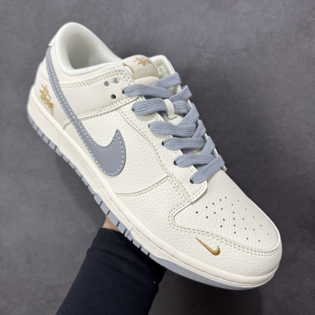 图片[3]-【定制版】Nike SB Dunk Low“ 斯图西联名—米灰金标” 周年高端定制 低帮休闲板鞋 定制鞋盒 大厂纯原品质出货 超高清洁度 皮料切割干净无任何毛边 细节完美 货号：JP1628-040 尺码：36 36.5 37.5 38 38.5 39 40 40.5 41 42 42.5 43 44 44.5 45 编码：HXSB330340-选品中心