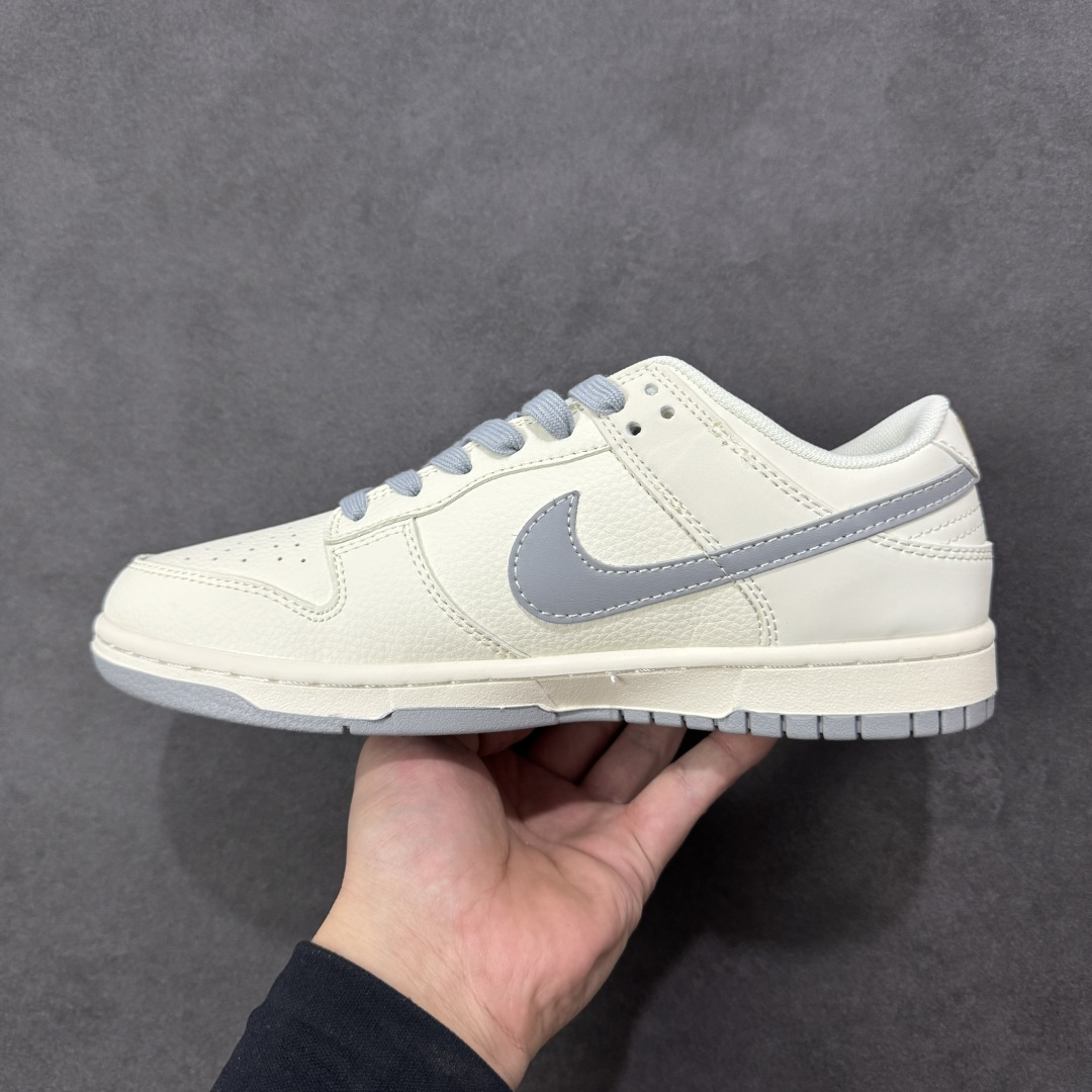 图片[2]-【定制版】Nike SB Dunk Low“ 斯图西联名—米灰金标” 周年高端定制 低帮休闲板鞋 定制鞋盒 大厂纯原品质出货 超高清洁度 皮料切割干净无任何毛边 细节完美 货号：JP1628-040 尺码：36 36.5 37.5 38 38.5 39 40 40.5 41 42 42.5 43 44 44.5 45 编码：HXSB330340-选品中心