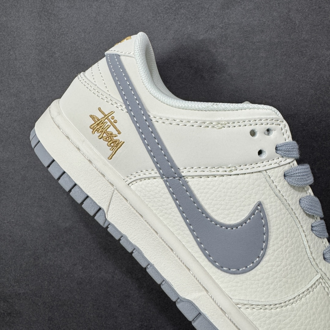 图片[6]-【定制版】Nike SB Dunk Low“ 斯图西联名—米灰金标” 周年高端定制 低帮休闲板鞋 定制鞋盒 大厂纯原品质出货 超高清洁度 皮料切割干净无任何毛边 细节完美 货号：JP1628-040 尺码：36 36.5 37.5 38 38.5 39 40 40.5 41 42 42.5 43 44 44.5 45 编码：HXSB330340-选品中心