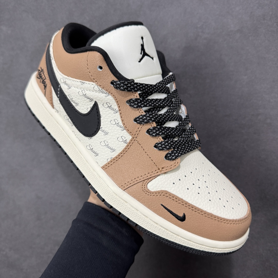 图片[3]-【定制版】Nike Jordan Air Jordan 1“ 斯图西联名——米棕黑” 高端定制 低帮 复古 减震 防滑 耐磨 篮球鞋 定制鞋盒 大厂纯原品质出货 超高清洁度 皮料切割干净无任何毛边 细节完美 货号：LL8888-003 尺码：36 36.5 37.5 38 38.5 39 40 40.5 41 42 42.5 43 44 44.5 45 编码：HXSB330340-选品中心